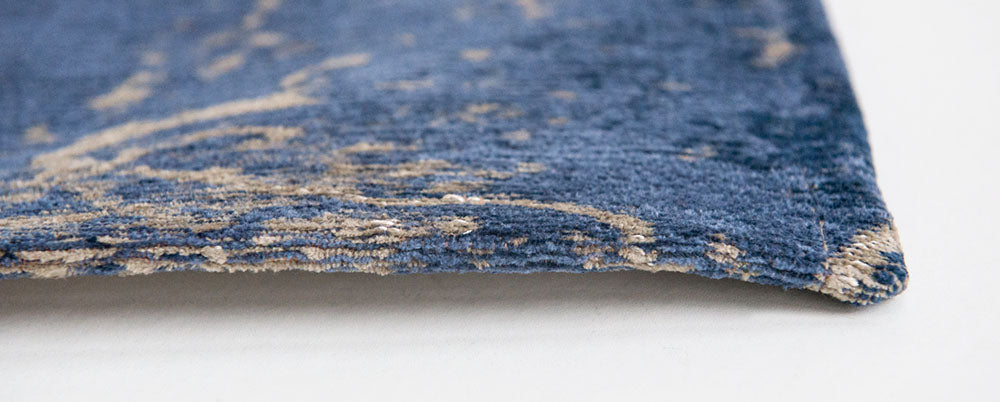Risse Abgrund blauer Teppichblau