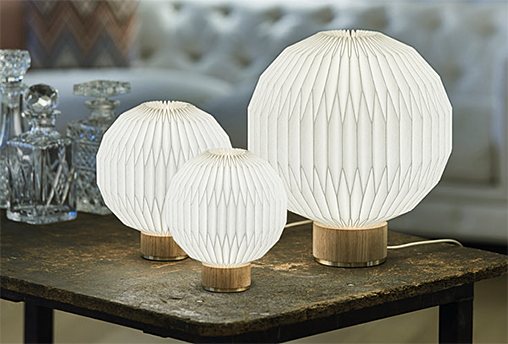 Table lamp MODEL 375 white with a light oak base