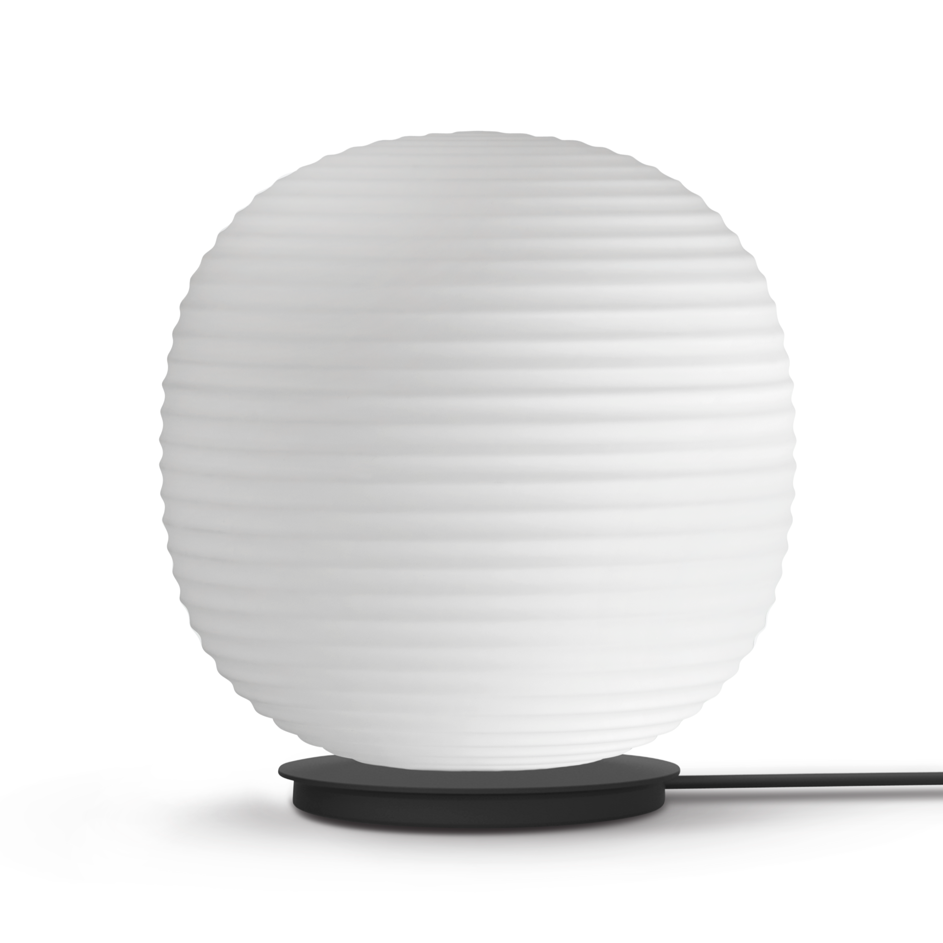 Lantern Globe weiße Stehlampe mit einer schwarzen Basis