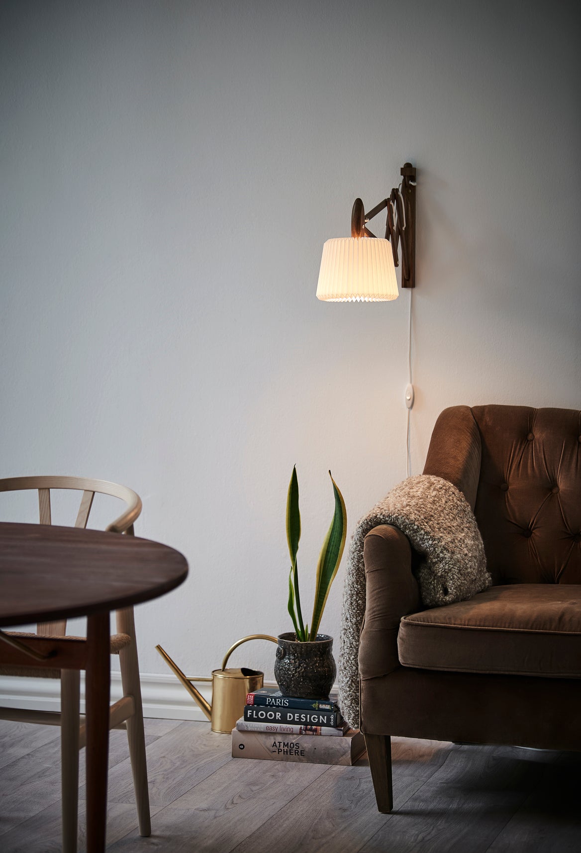 Wall lamp MODEL 223 120 SAX white with light oak base