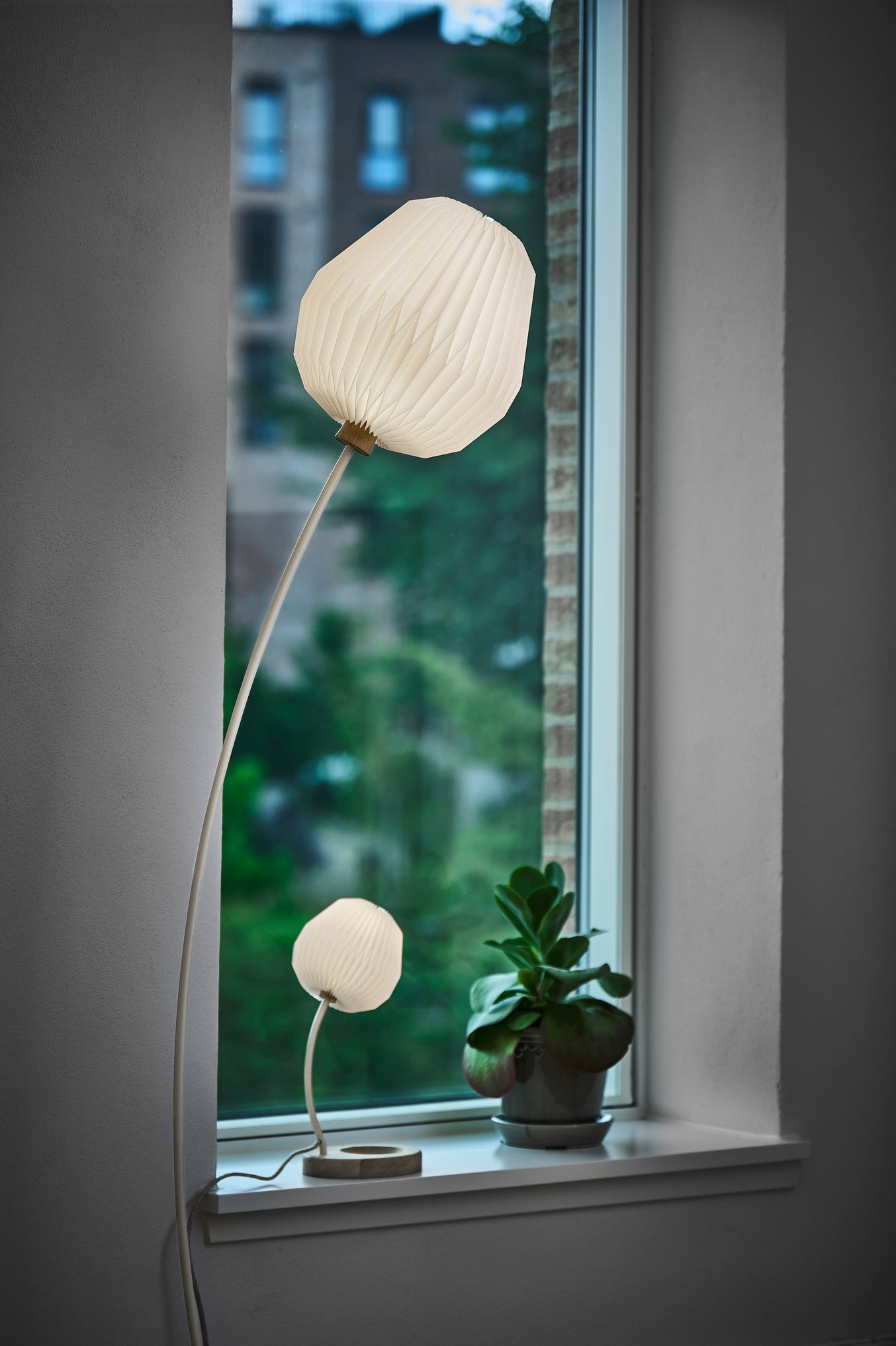 Table lamp MODEL 328 white with oak base