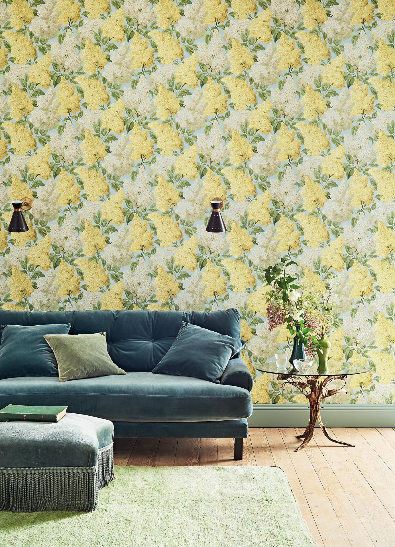 Wallpaper with a floral motif of lilac flowers BOTANICAL BOTANICA - powder pink with white