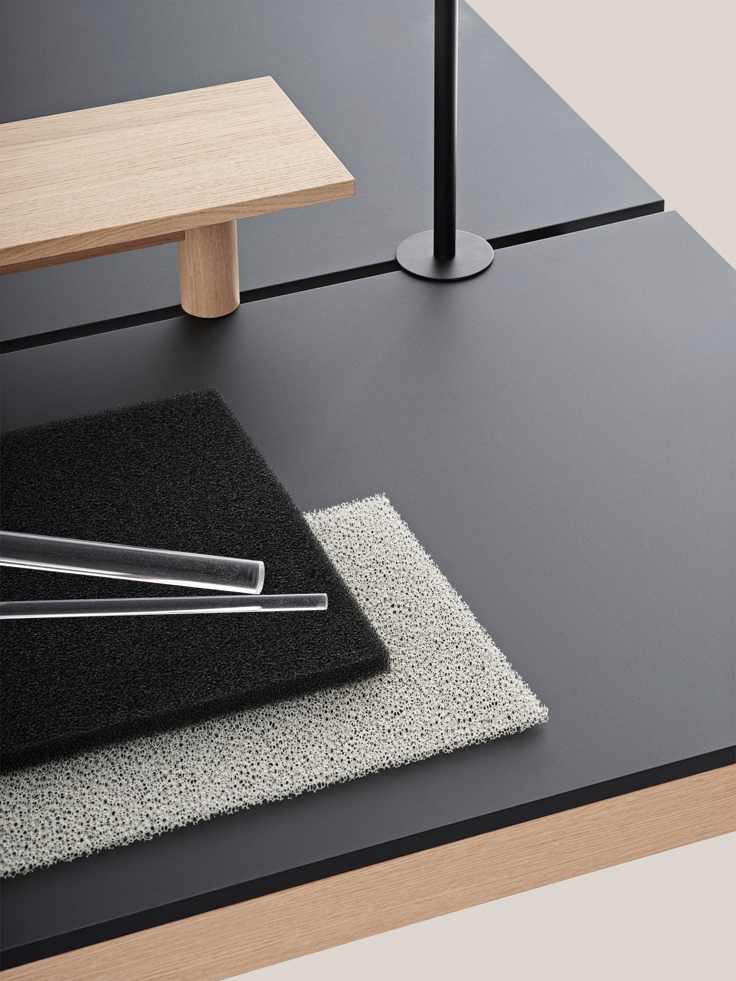 LINEAR SYSTEM Office Desk - CONFIGURATION 2 black nanolaminate with oak base