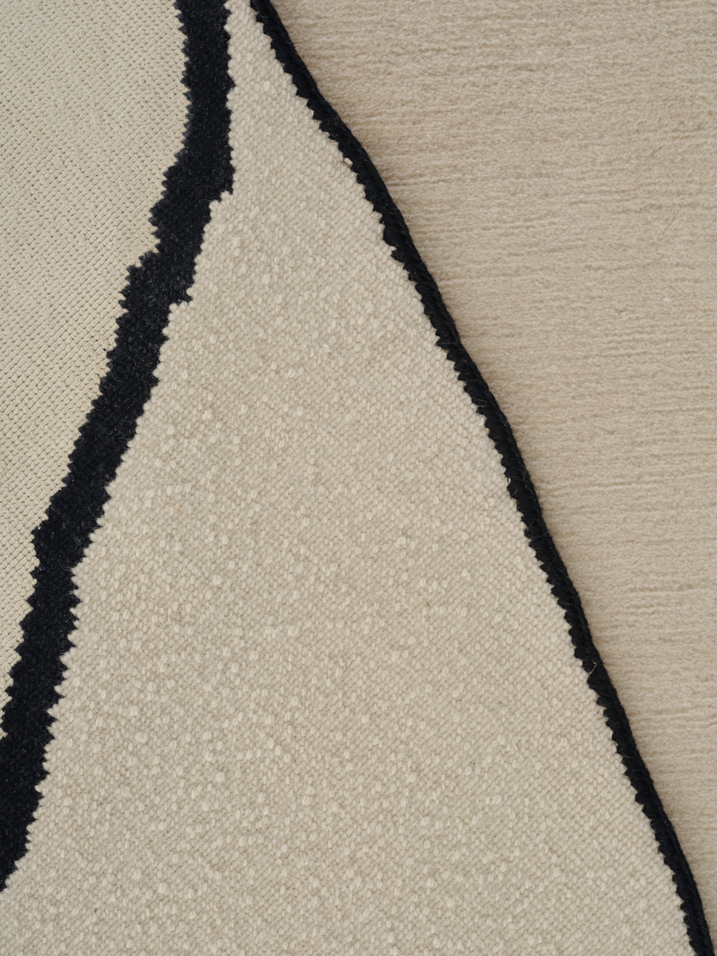 Teppich SLANTED SELF beige mit Schwarz
