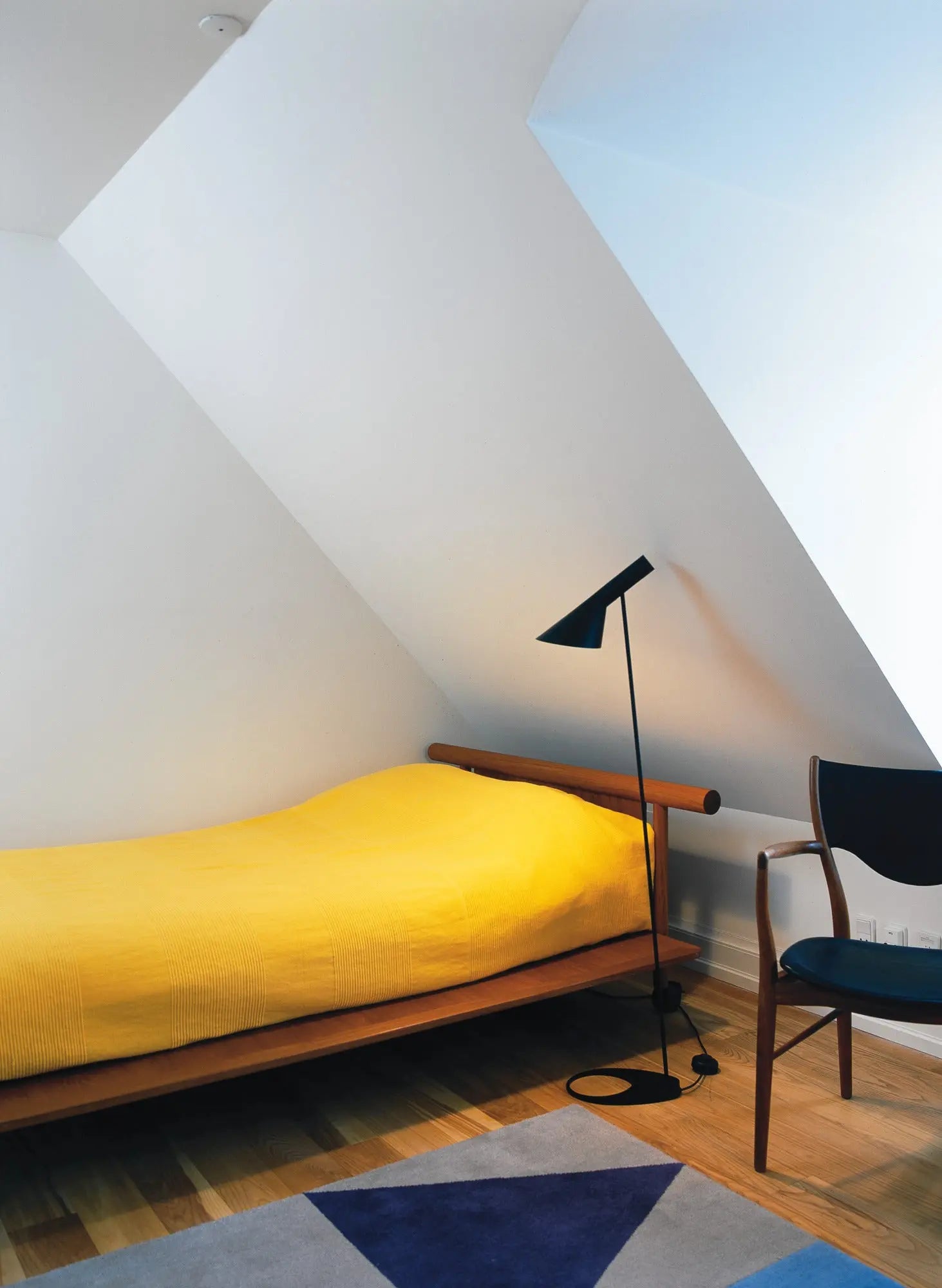 Lampa podłogowa AJ czarny – styl skandynawski