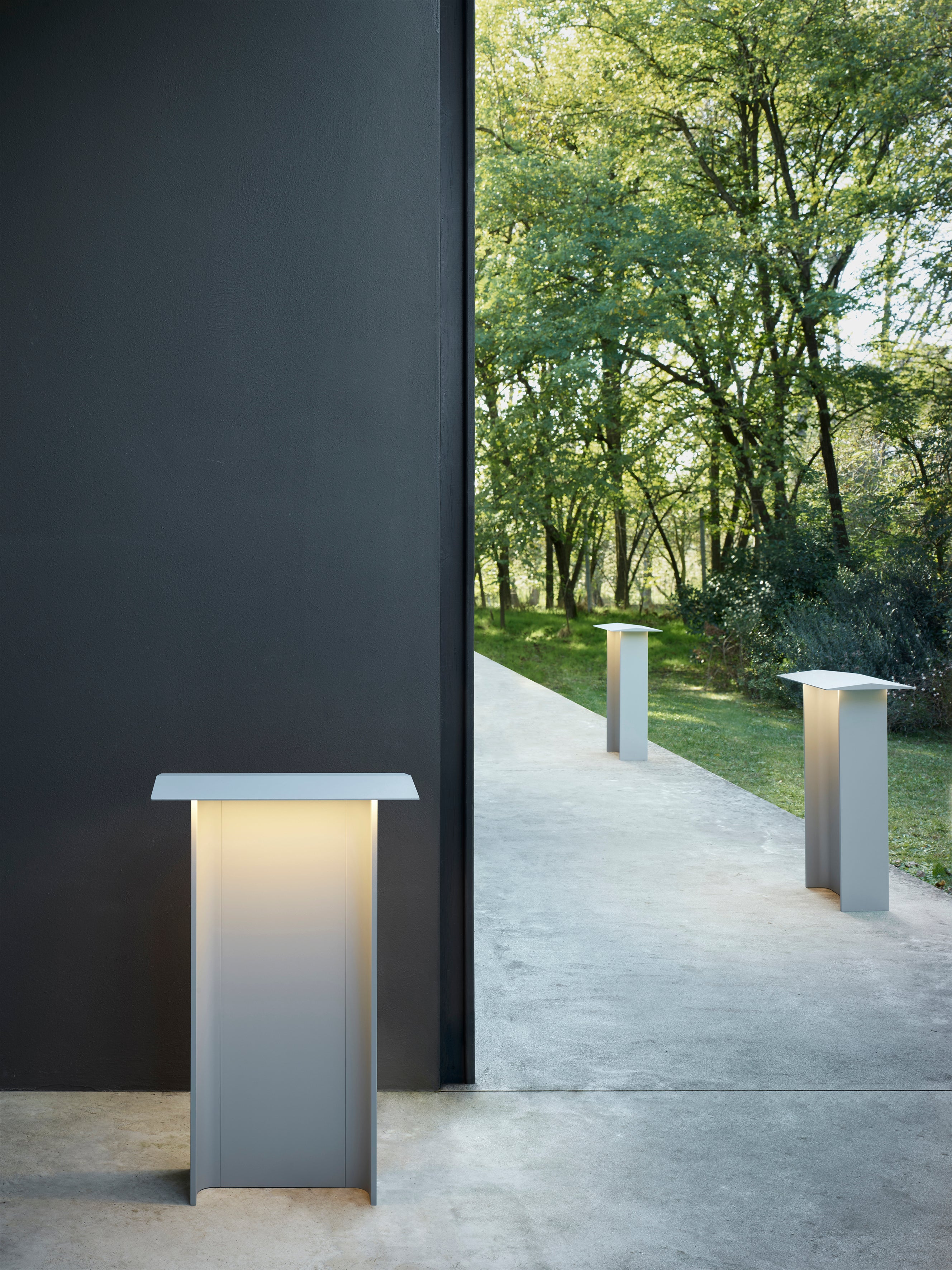 Outer lamp feds light gray