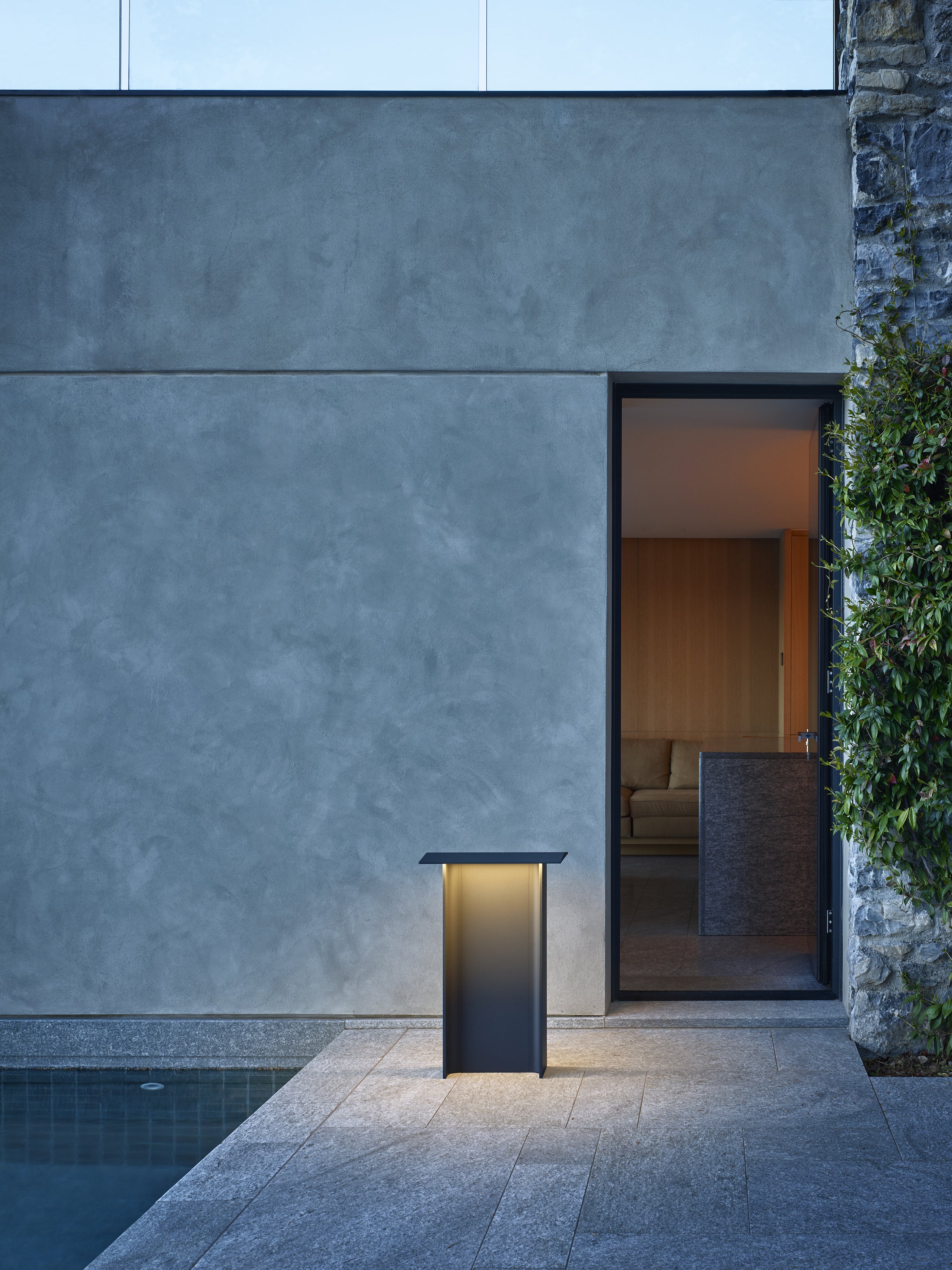 Outer lamp feds light gray