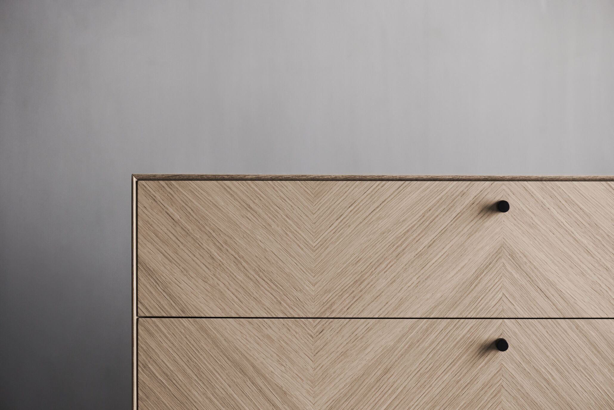 Luxus Sideboard Eiche Holz mit einer schwarzen Basis