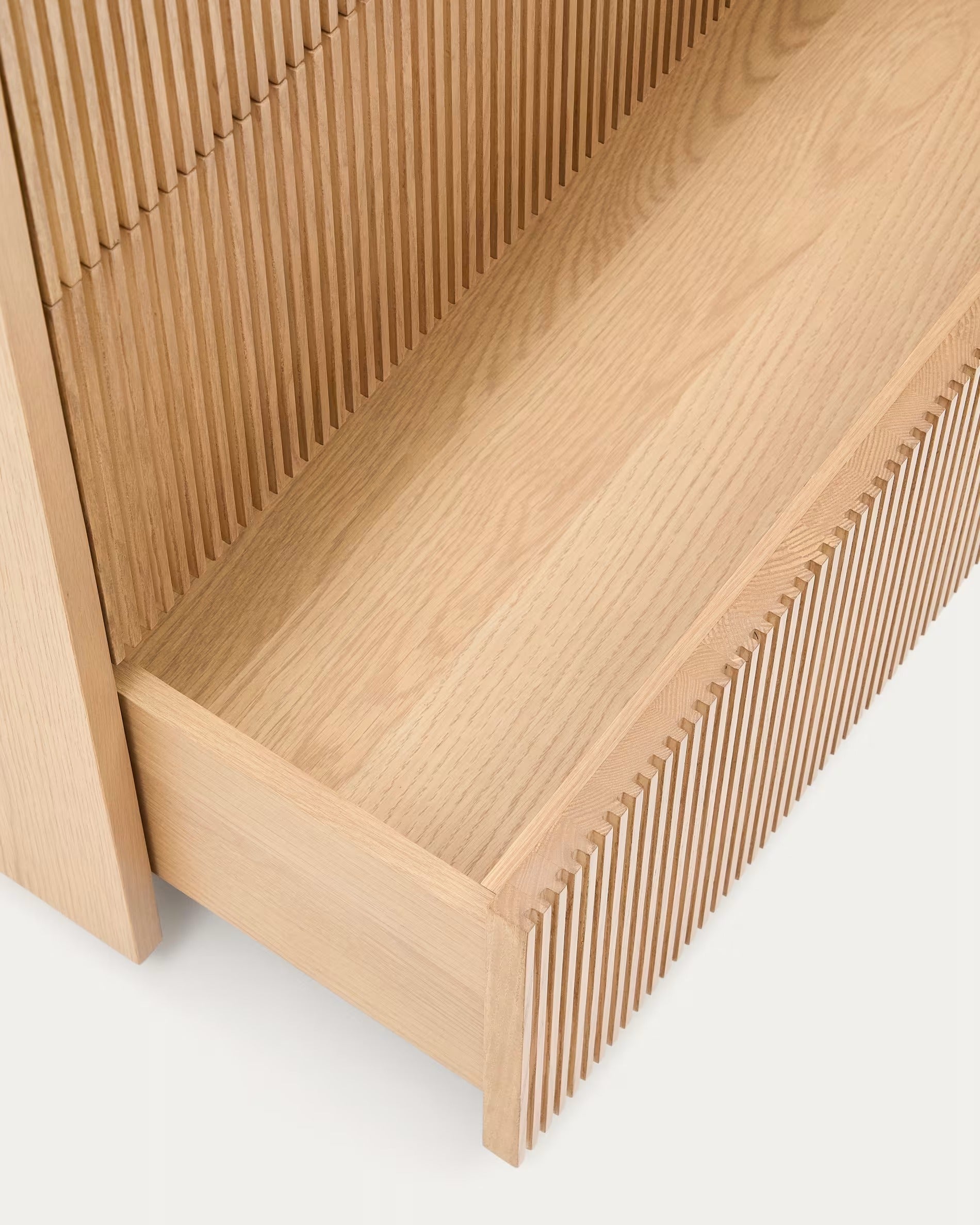 HELVINE Oak Veneer Chest of Drawers