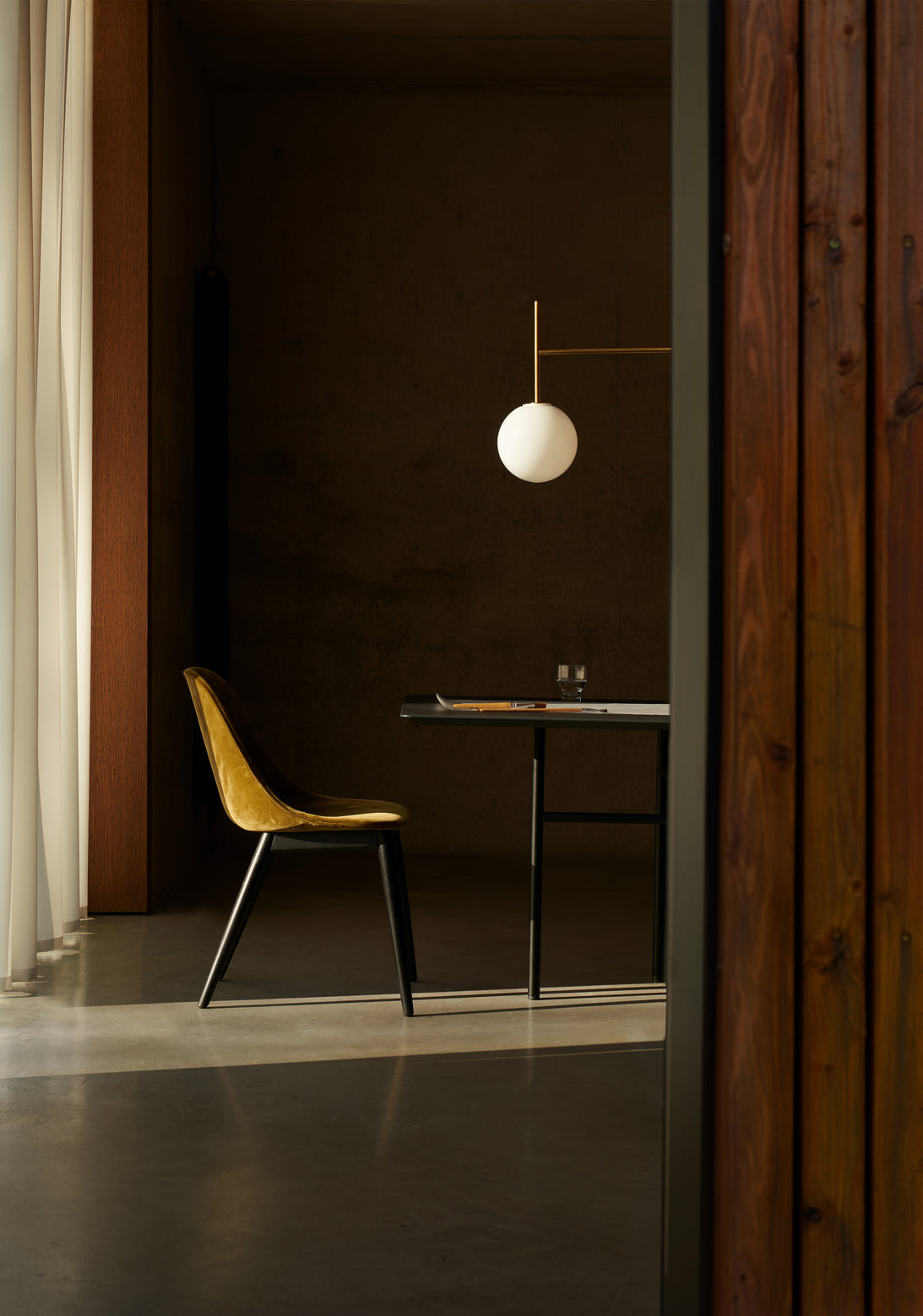 HARBOUR chair black leather with black steel base