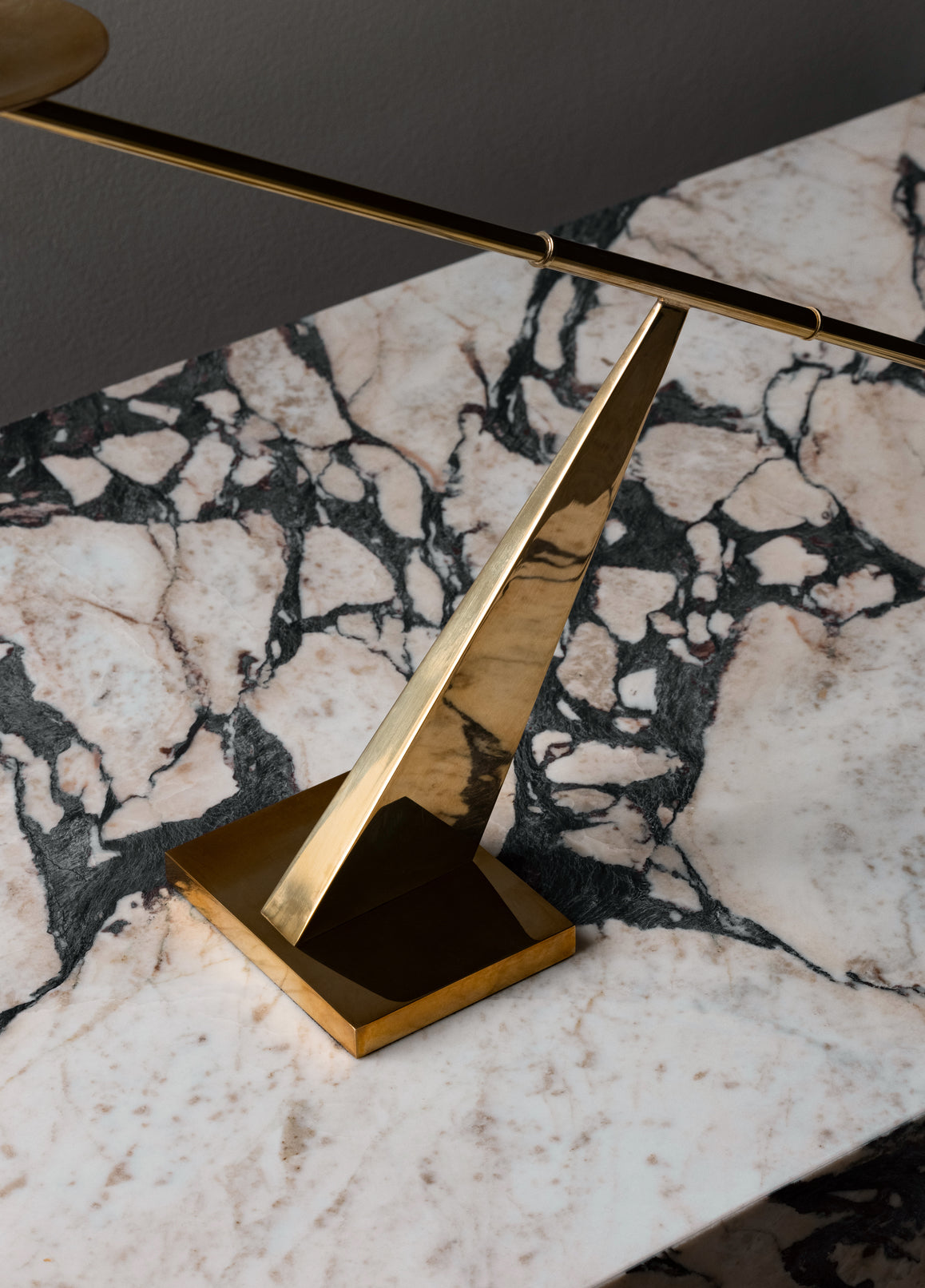 Świecznik INTERCONNECT brązowany mosiądz