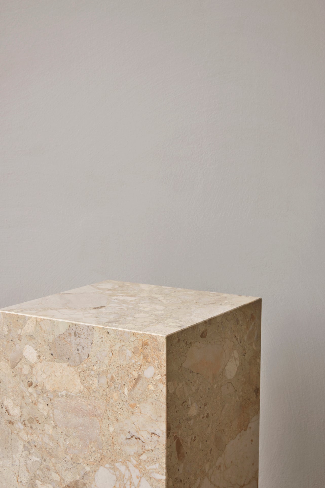 PLINTH Beistelltisch Sandstein