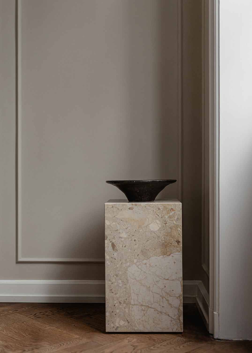PLINTH Beistelltisch Sandstein