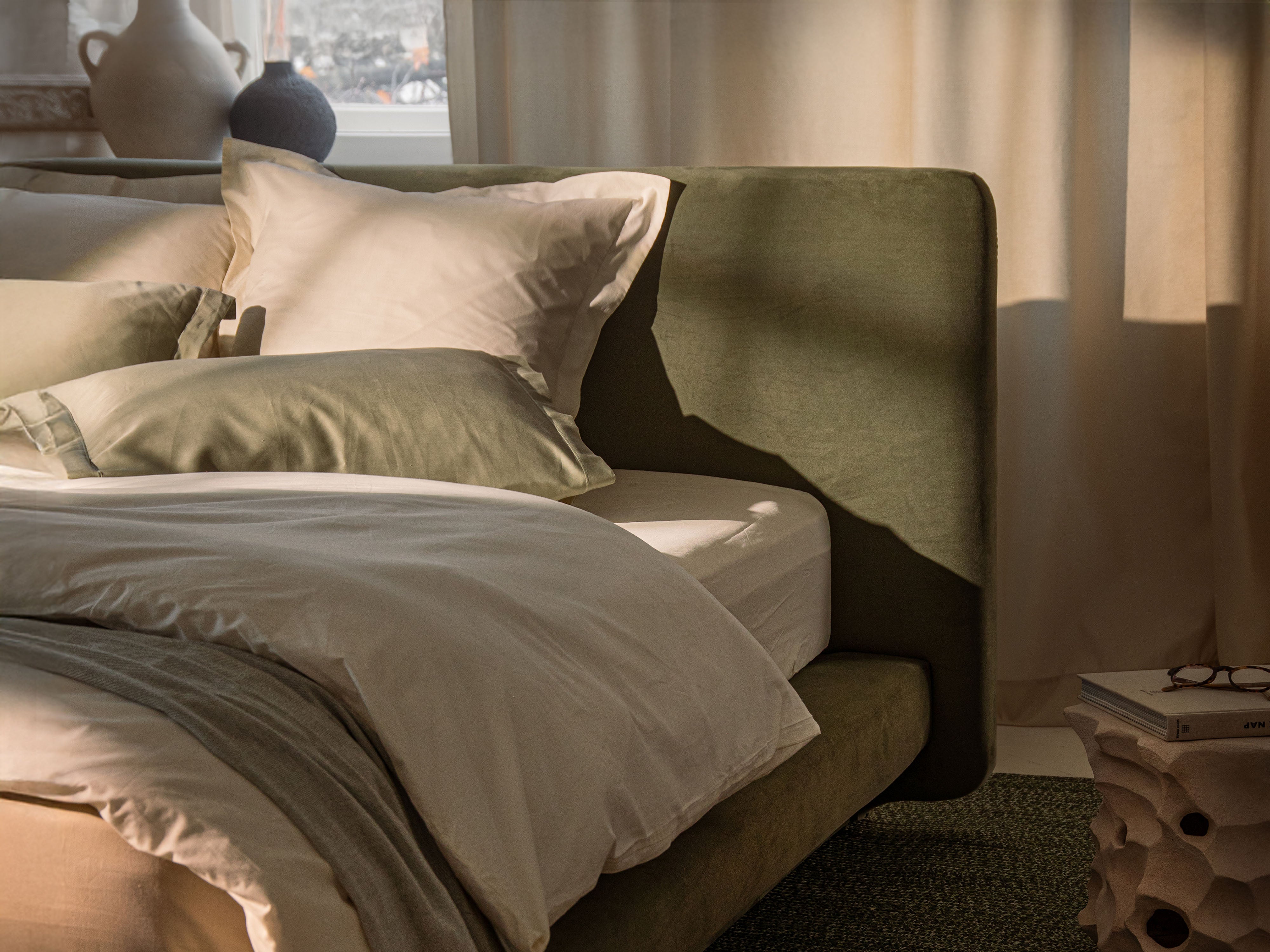 LINEA Bed black boucle