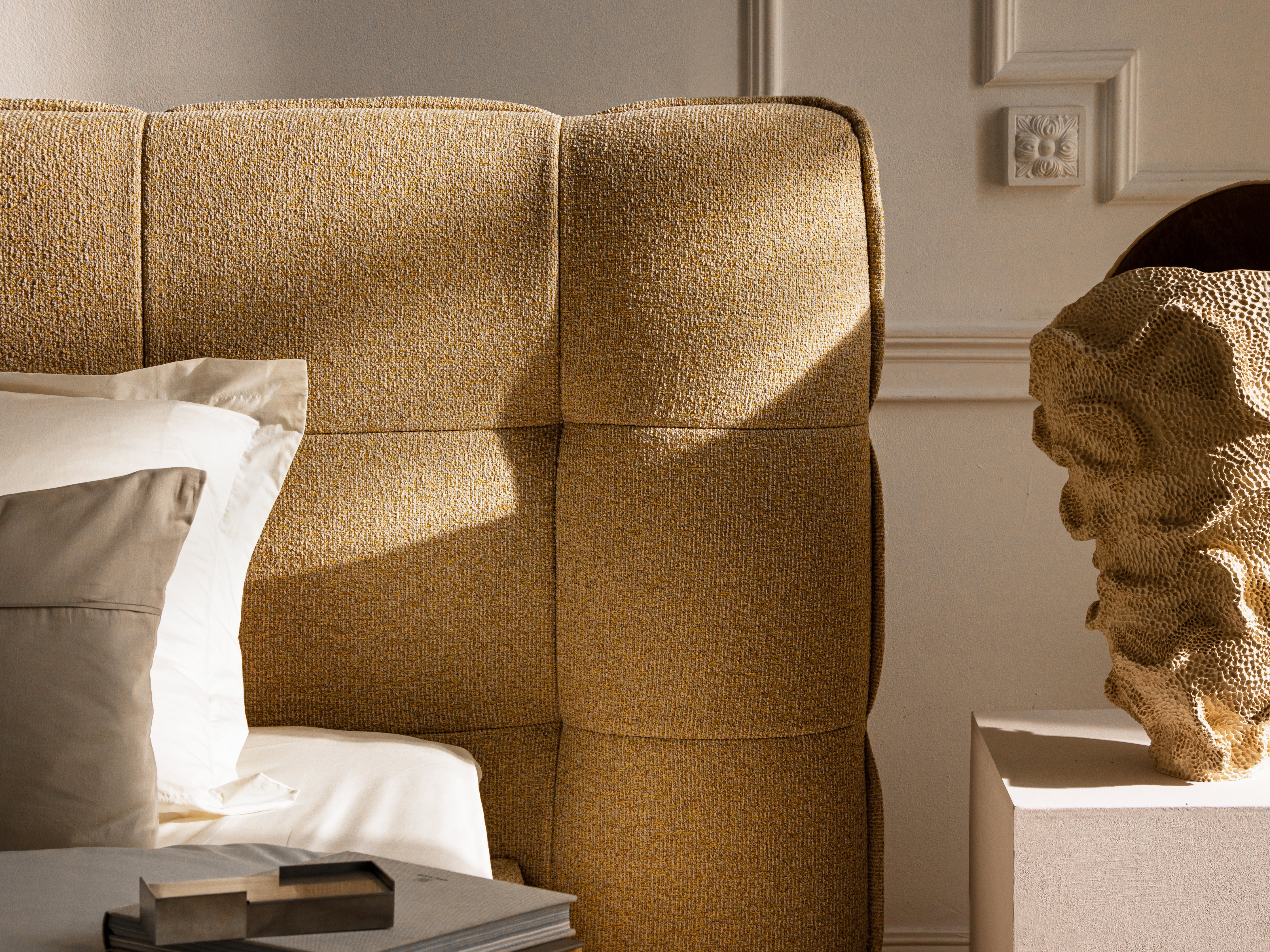 ERIC bed in light beige boucle
