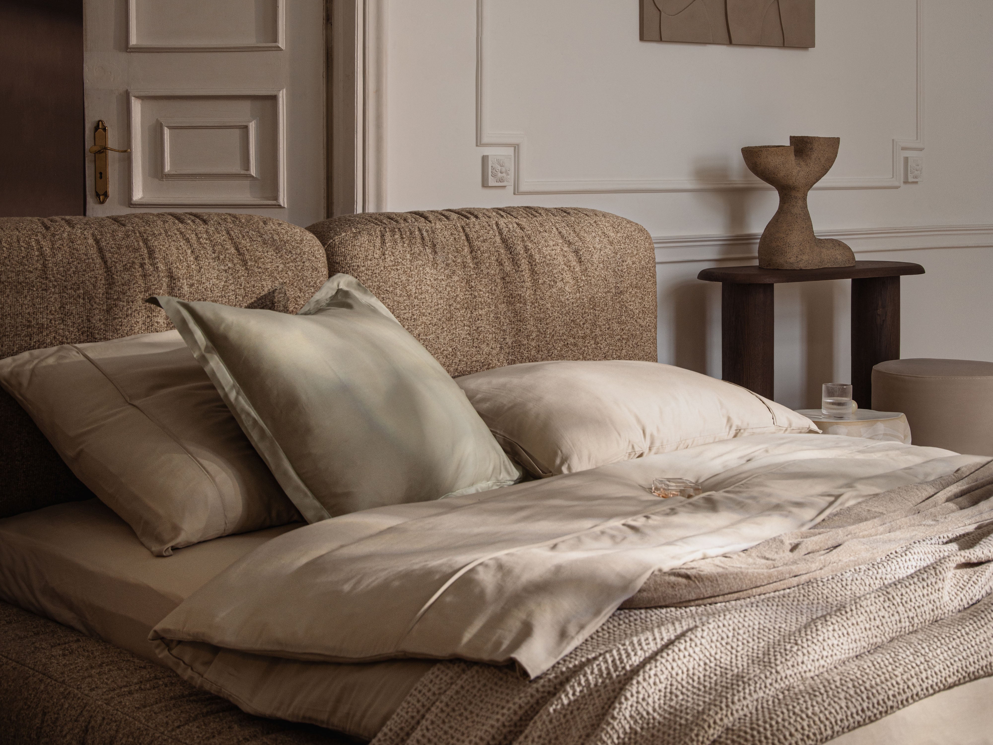 MARTINA cappuccino boucle bed