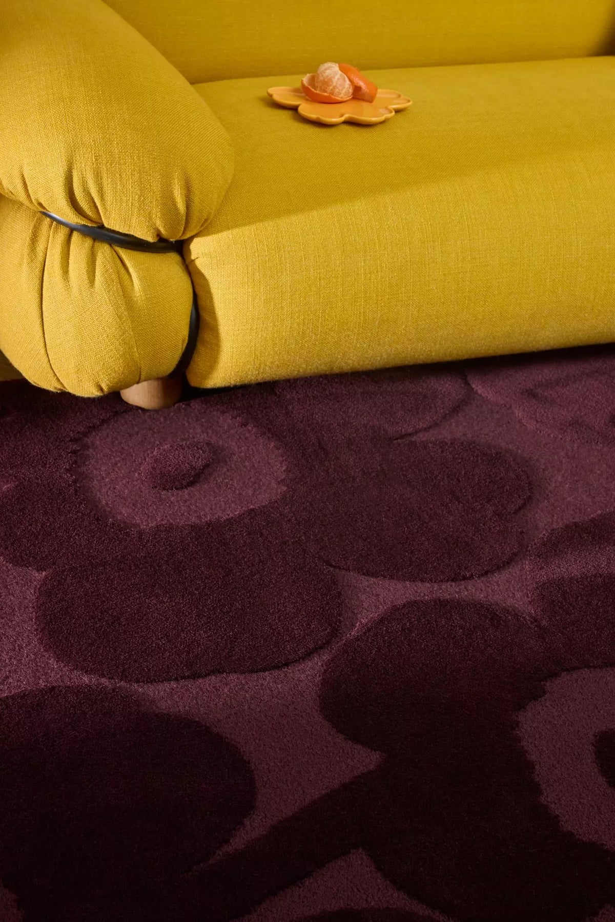UNIKKO wool rug in black and burgundy
