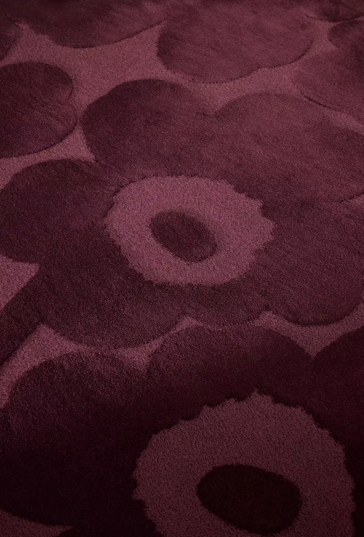UNIKKO wool rug in black and burgundy