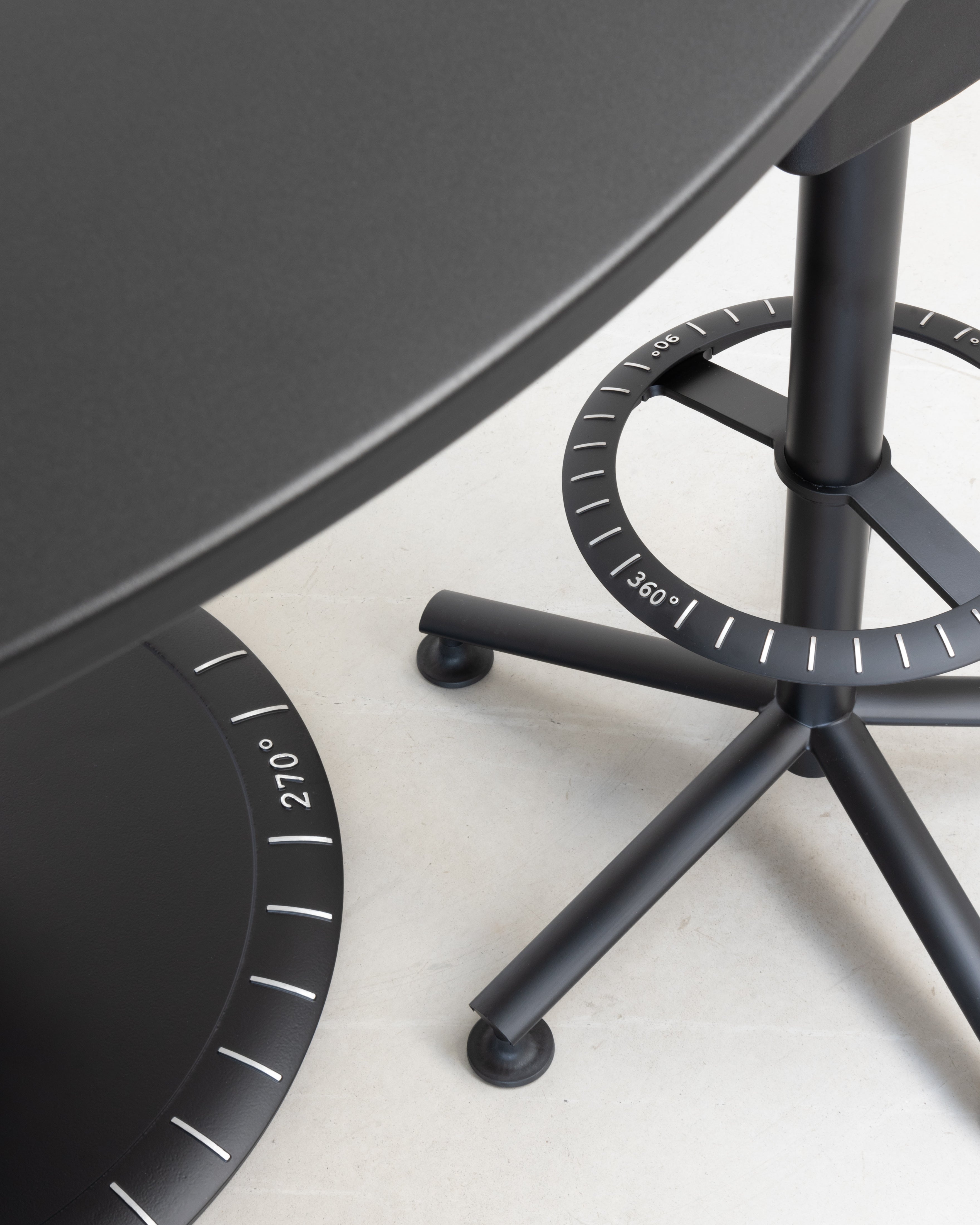 Runder höhenverstellbarer Tisch 360° schwarz
