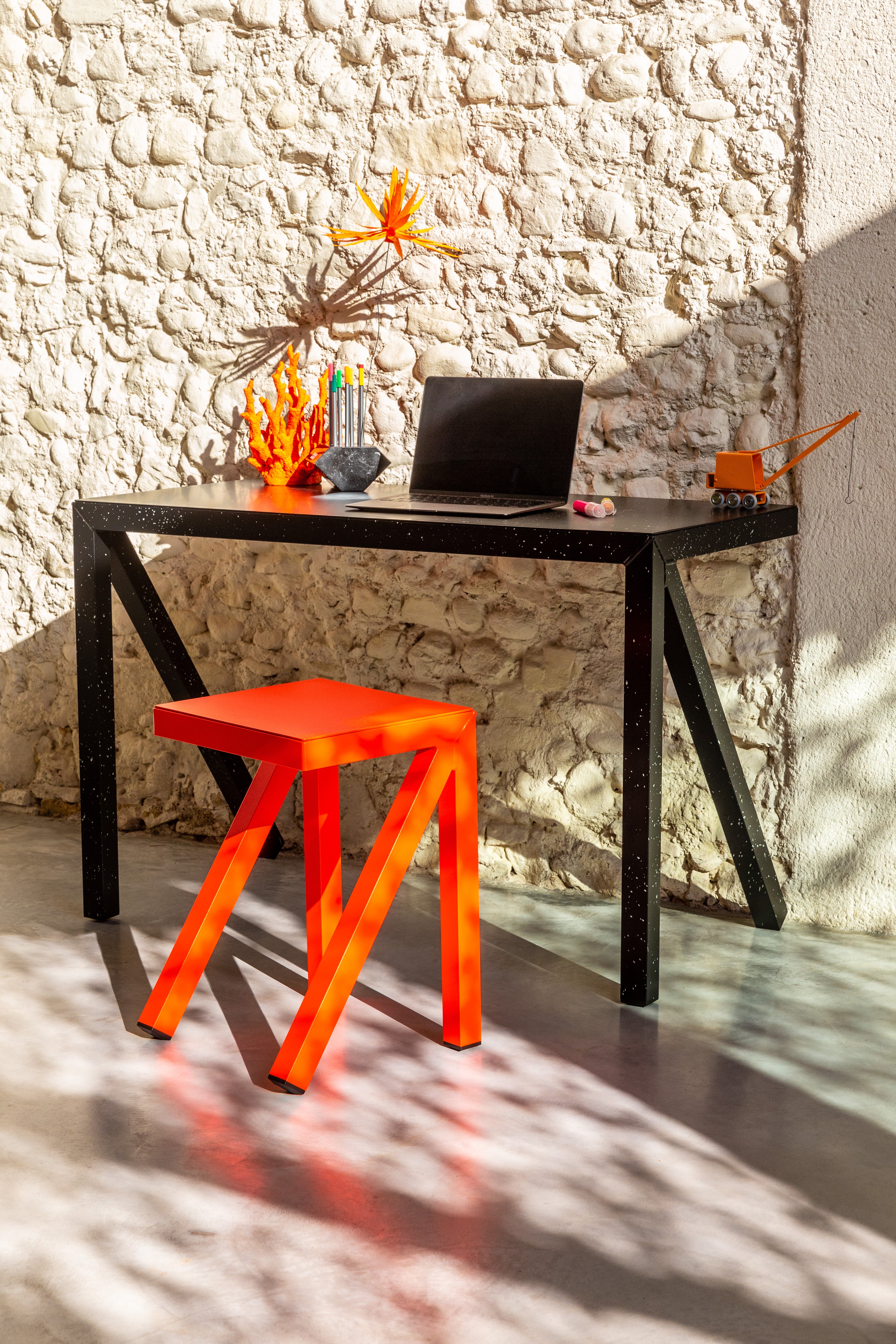 BUREAURAMA black stool with white