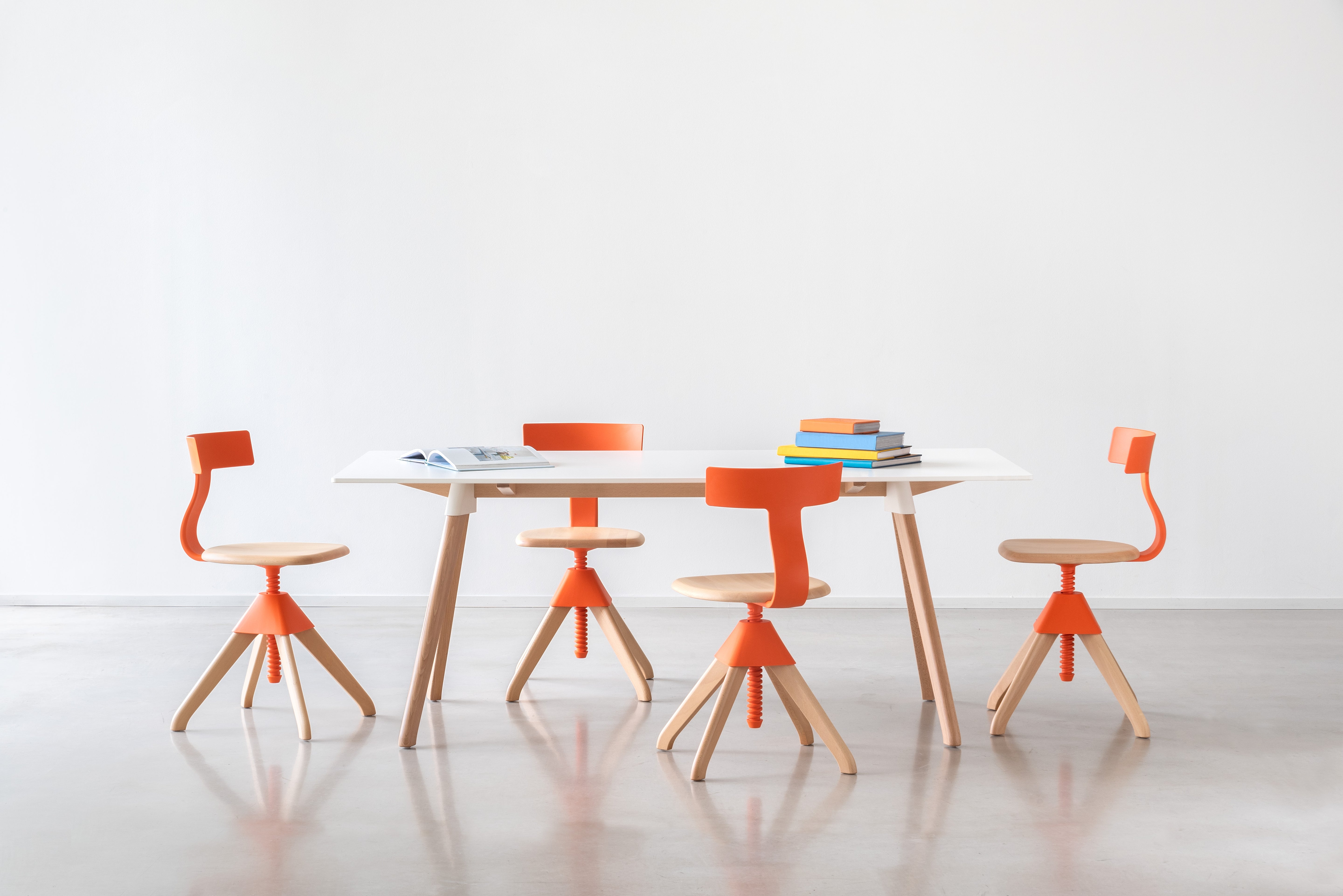 BUTCH Table - THE WILD BUNCH black top with beech base