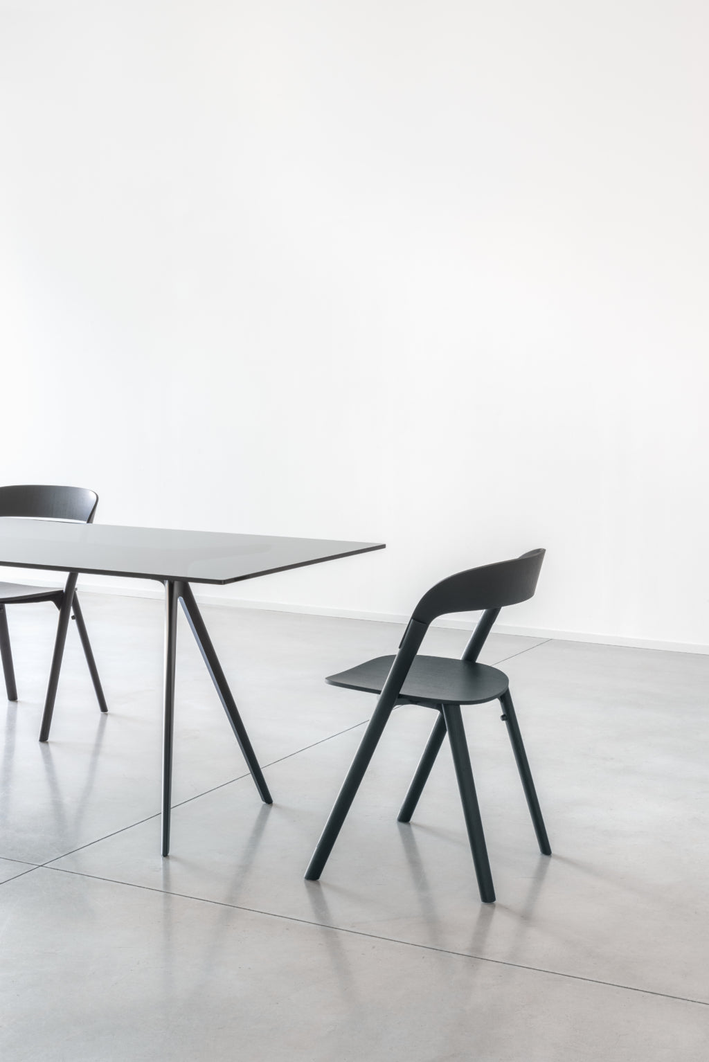 BAGUETTE Tisch mit schwarzem Aluminiumgestell