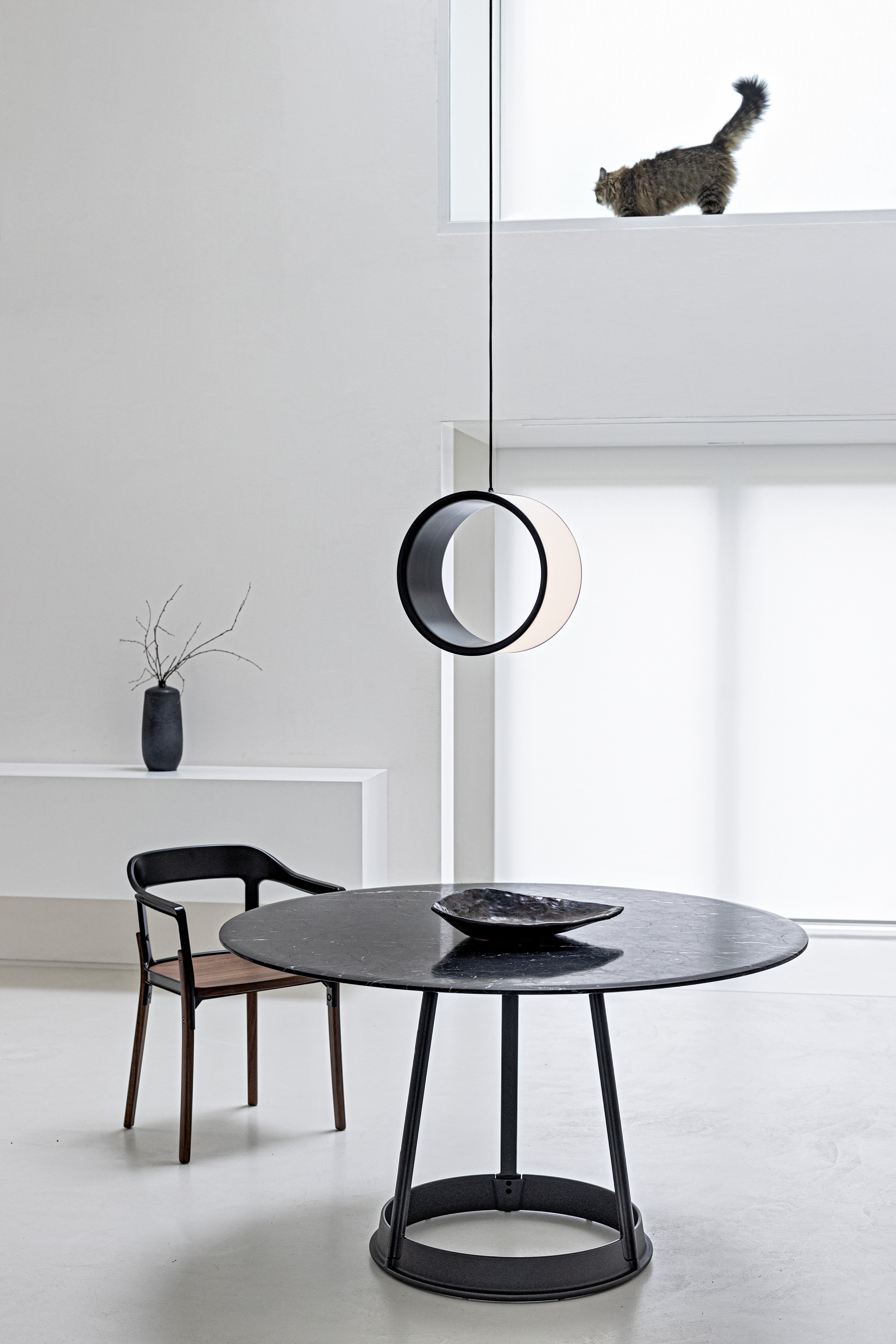 Round table BRUT white marble with black base