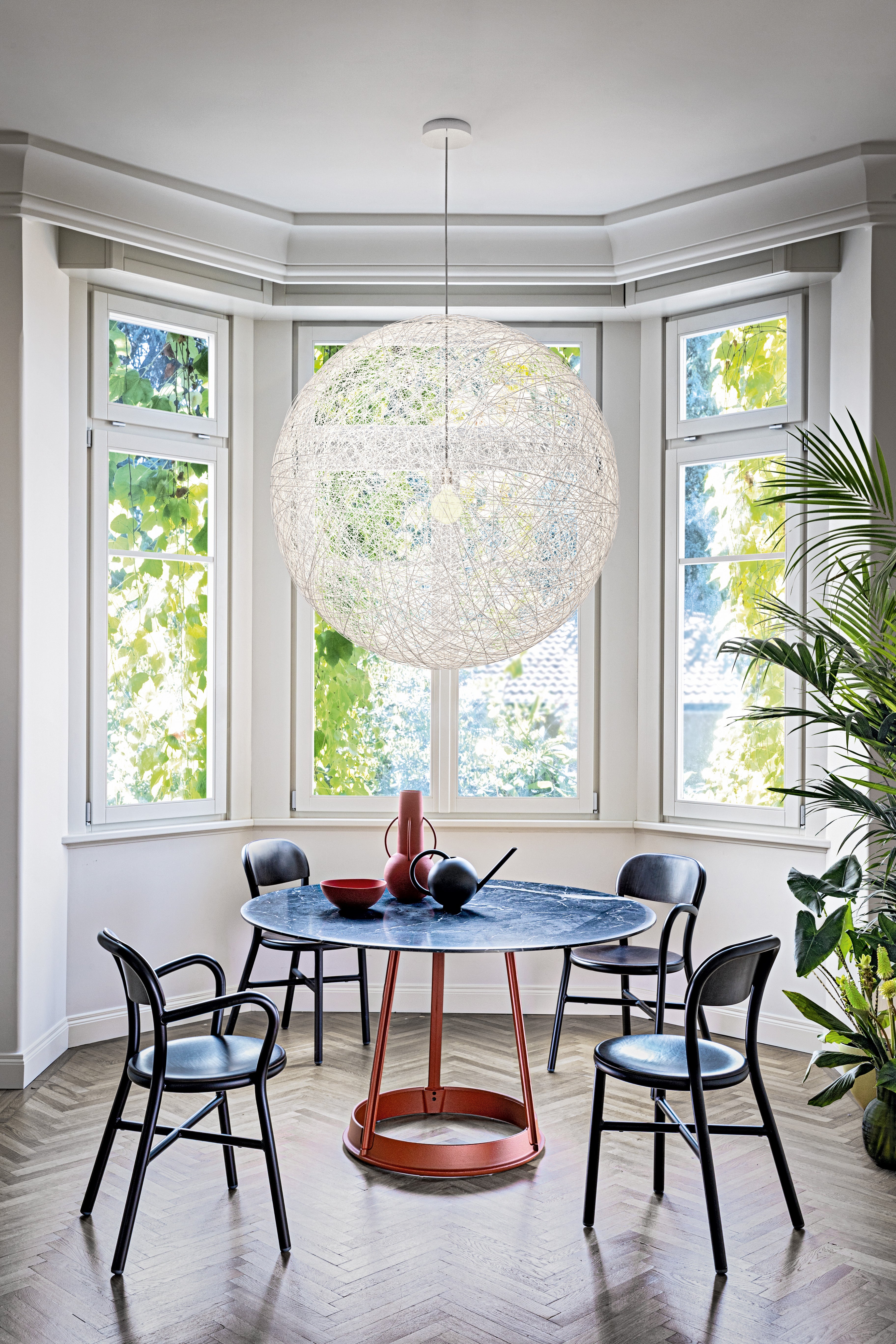 Round table BRUT white marble with black base
