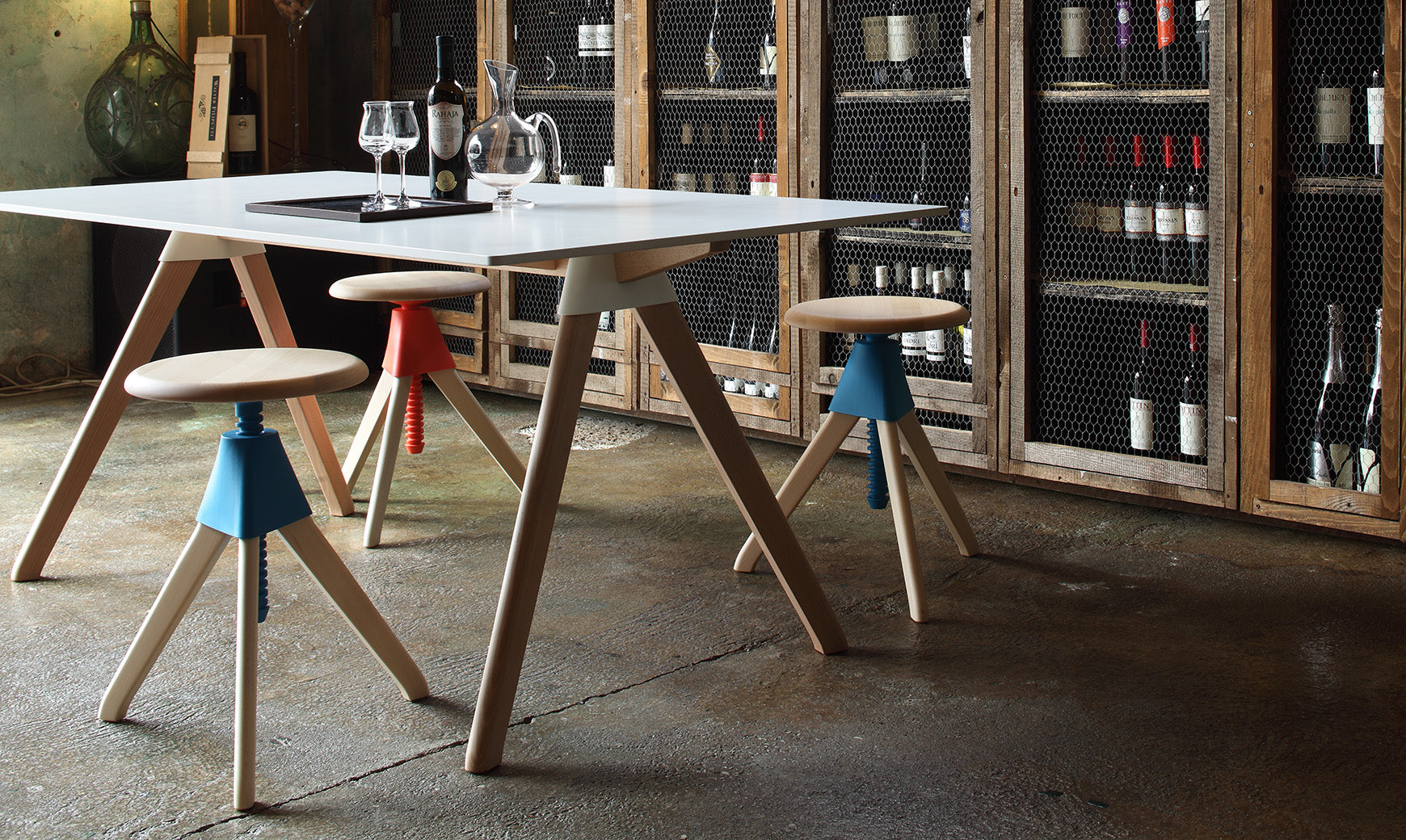 BUTCH Table - THE WILD BUNCH black top with beech base