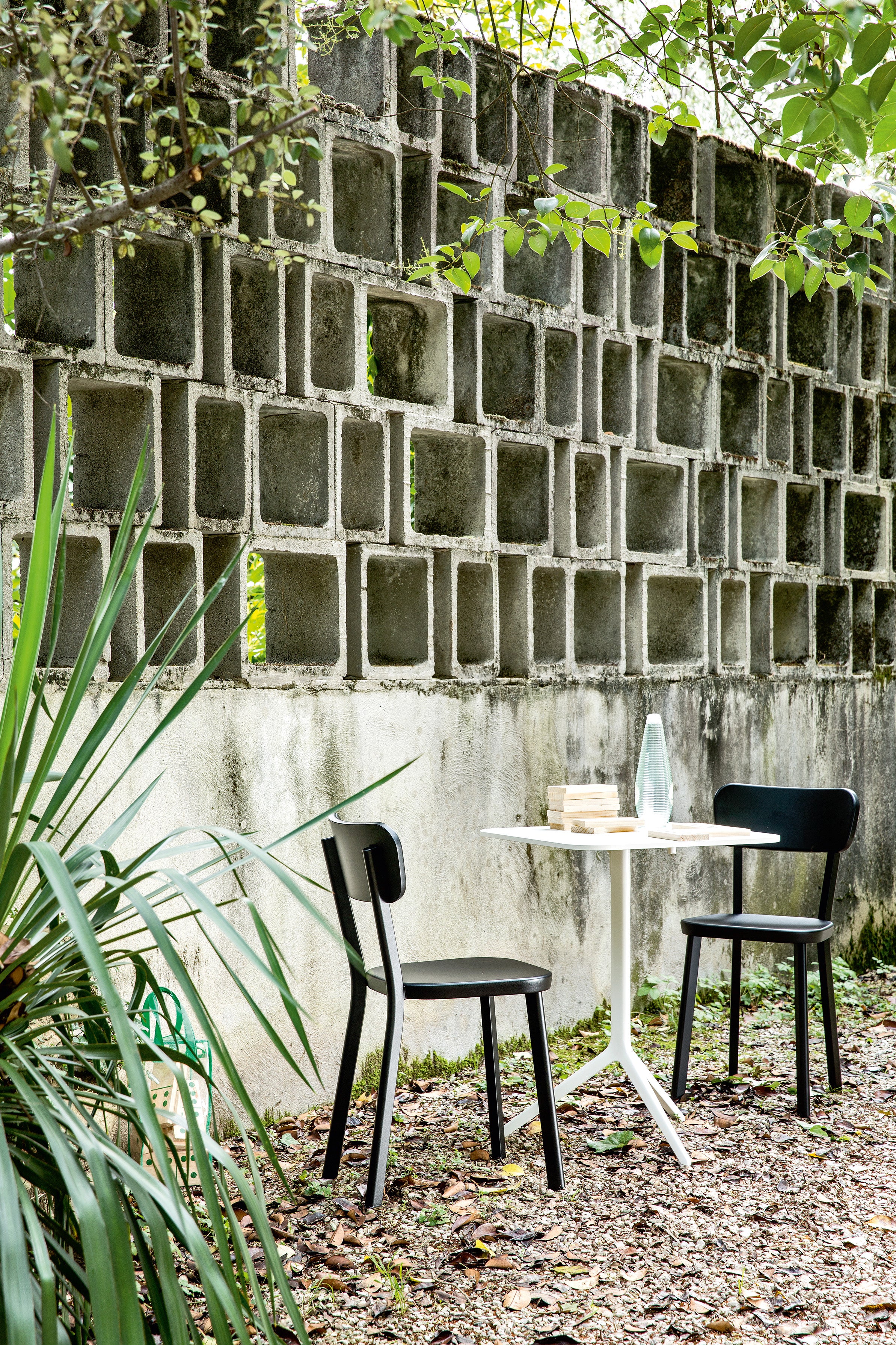 Round outdoor table CENTRAL white