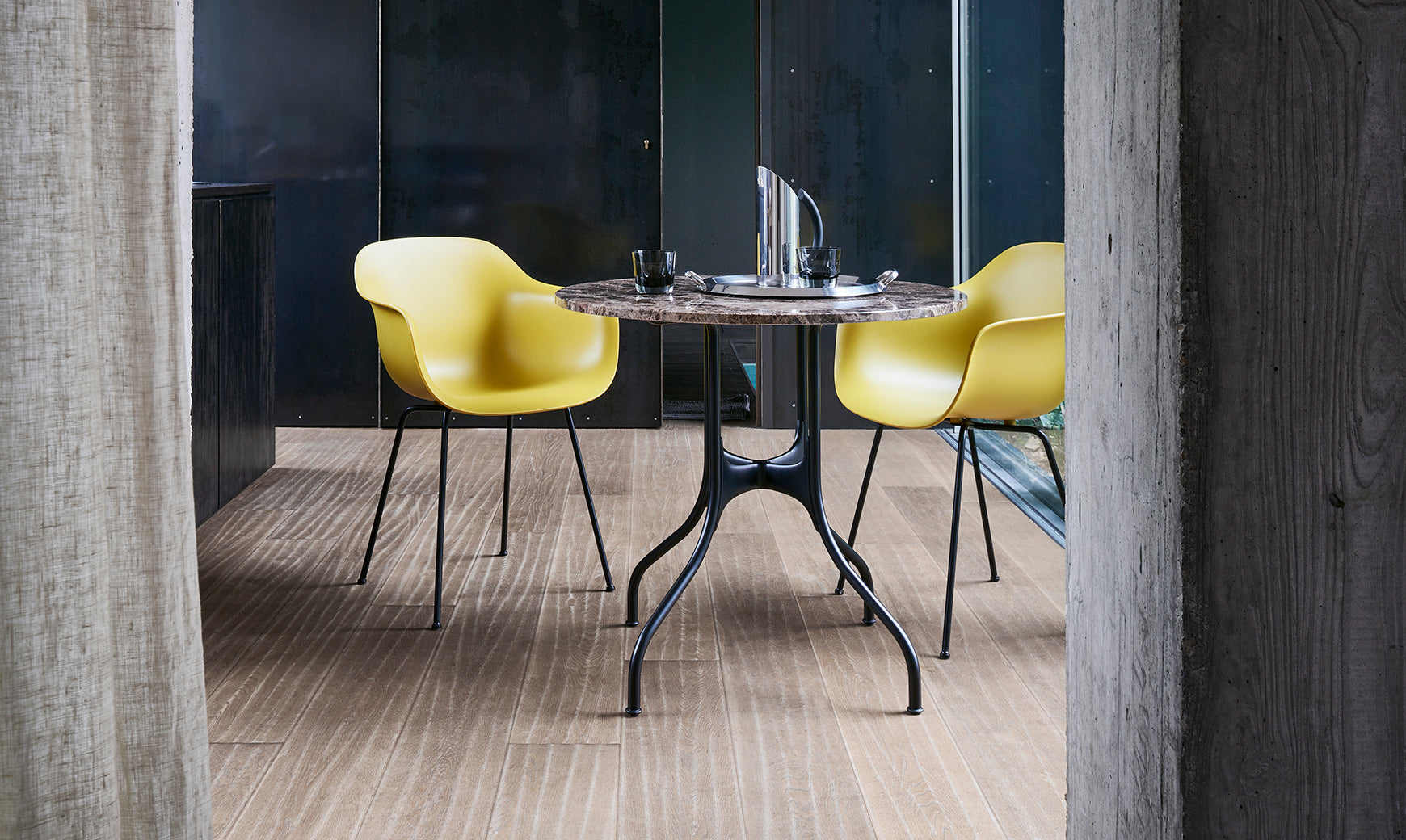 SUBSTANCE gelber Sessel mit Metallgestell