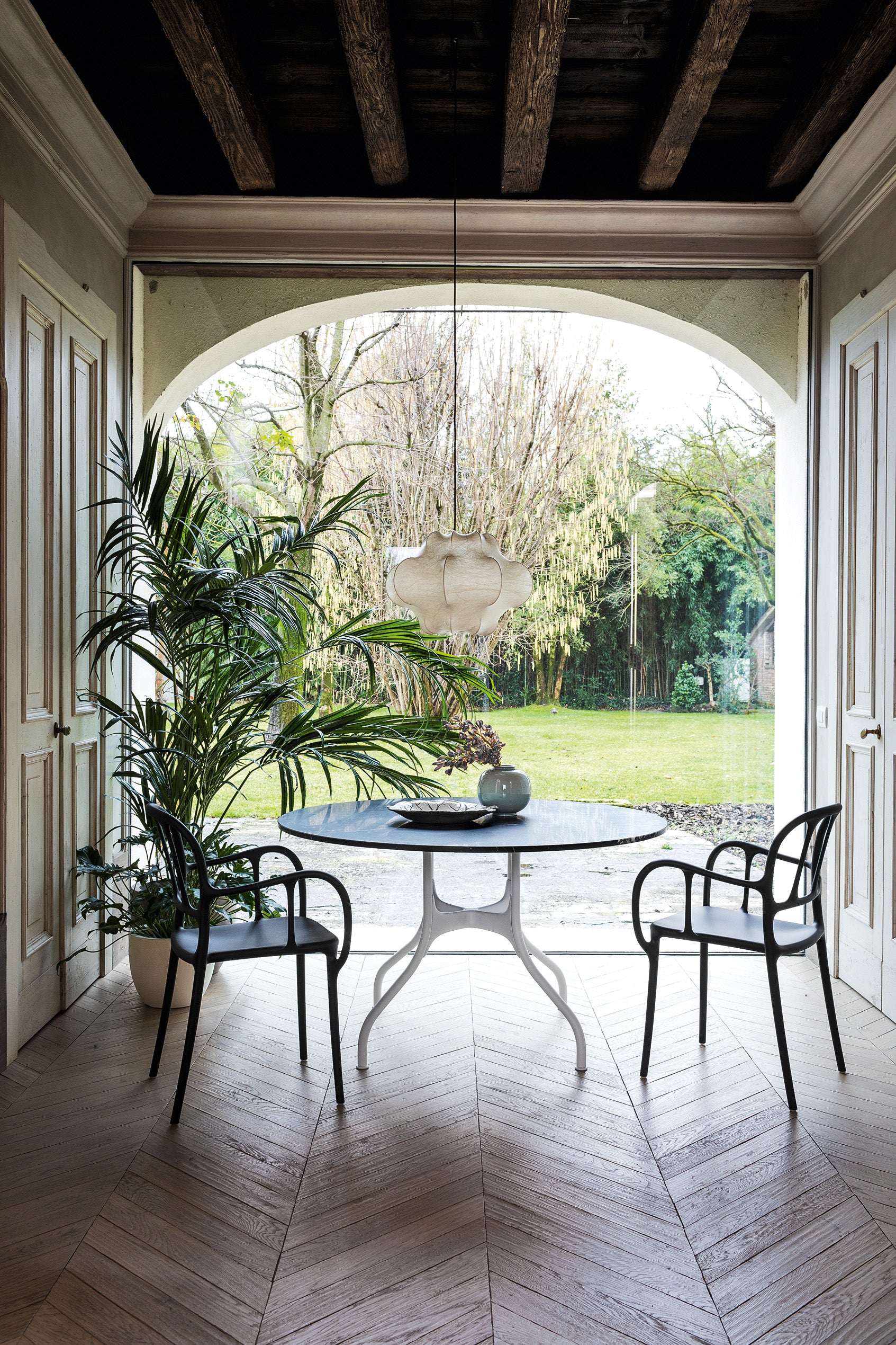 Round table MILA with a white steel base