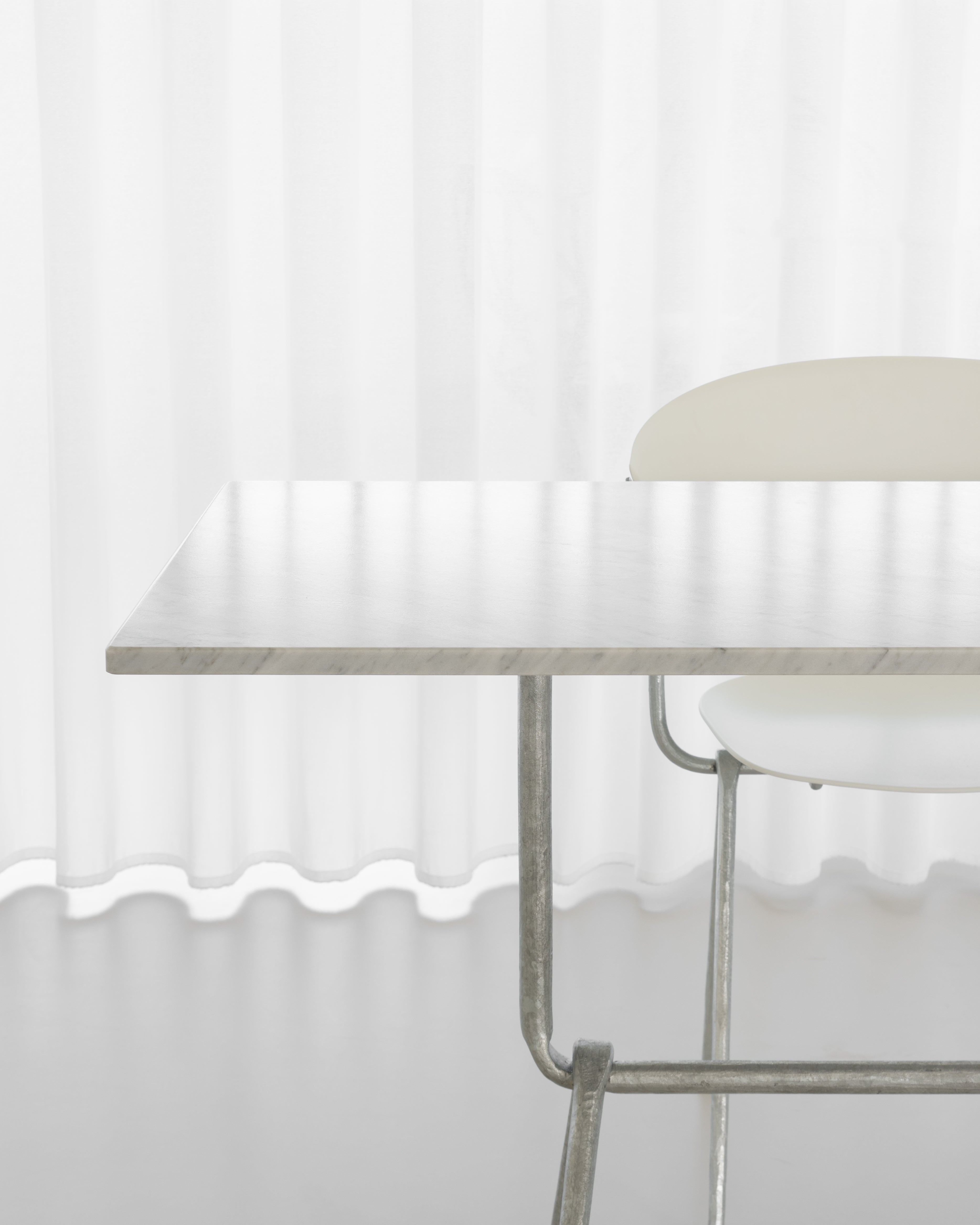 OFFICINA chair with a metal base and white seat