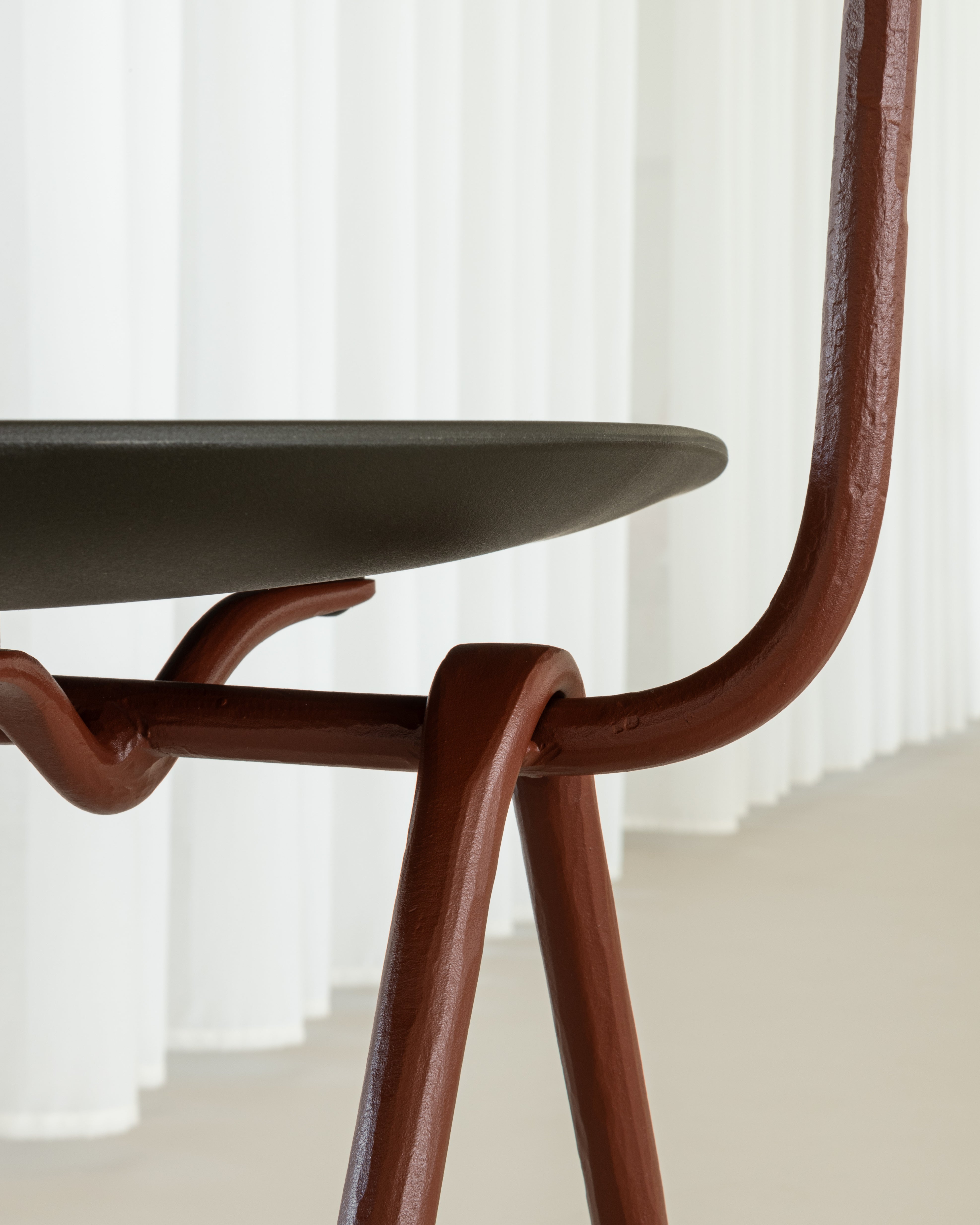 OFFICINA chair with a metal base and white seat