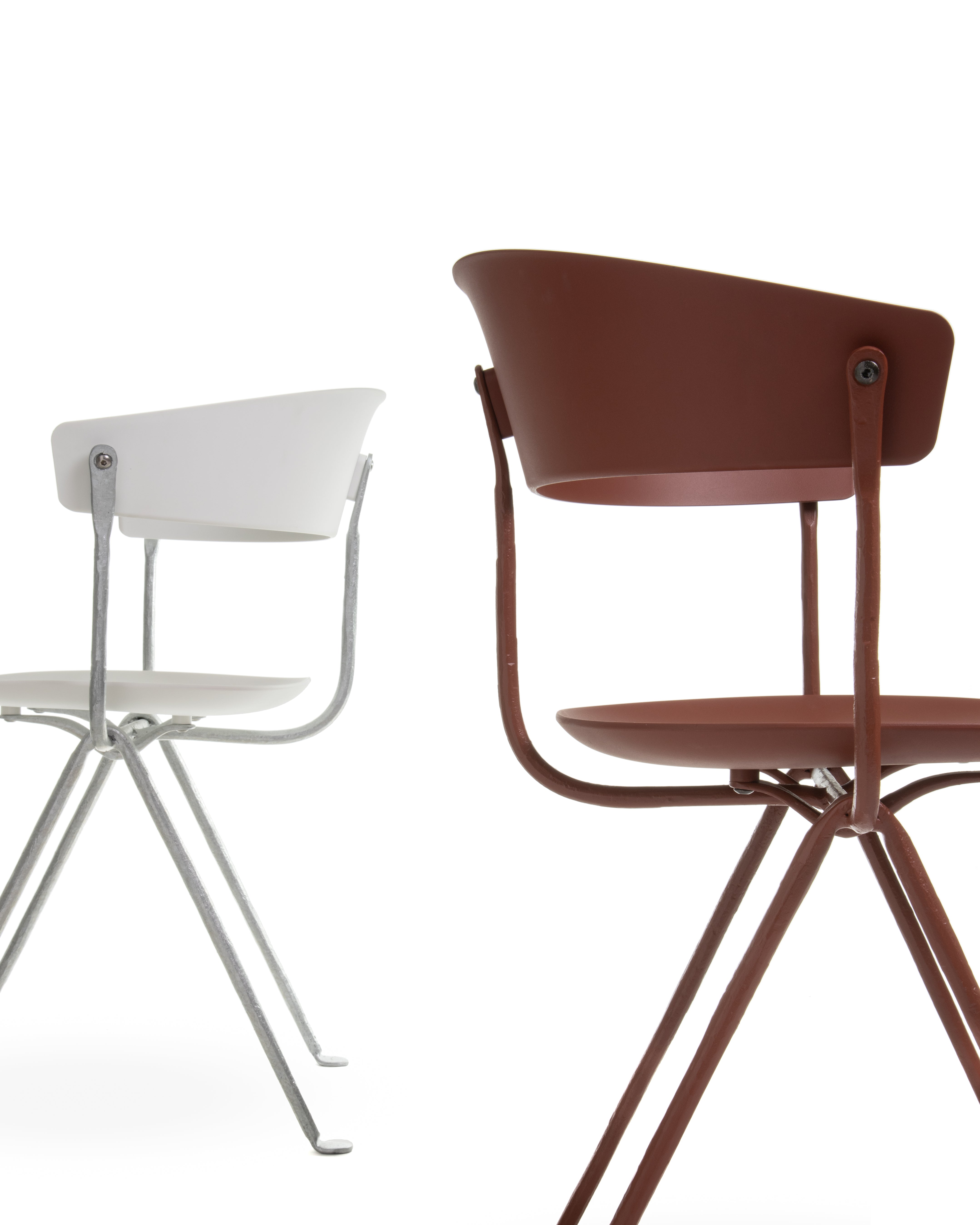 OFFICINA chair with a metal base and white seat