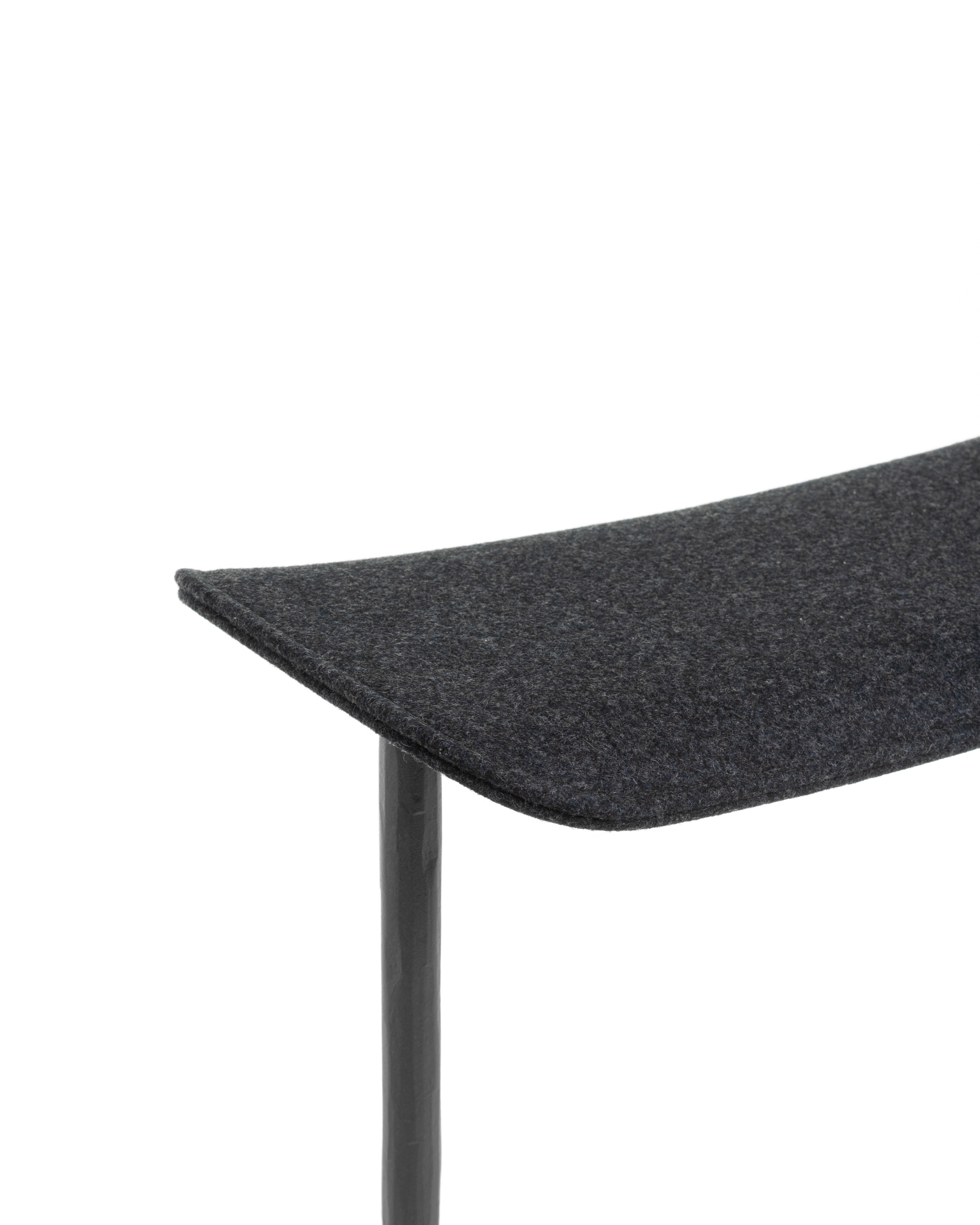 OFFICINA bar stool with a metal base and gray seat