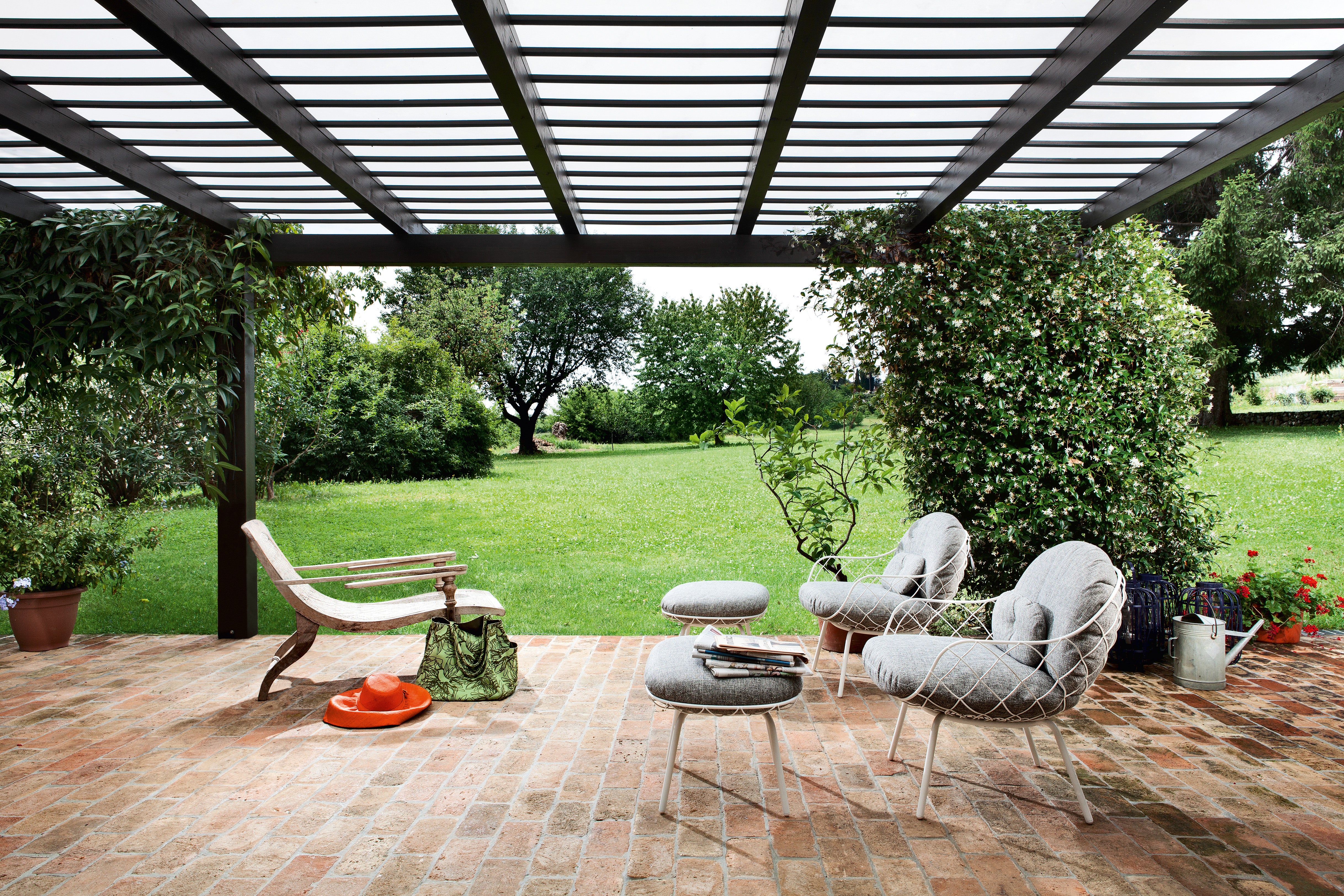 PIÑA Outdoor-Pouf rot mit schwarzem Sockel