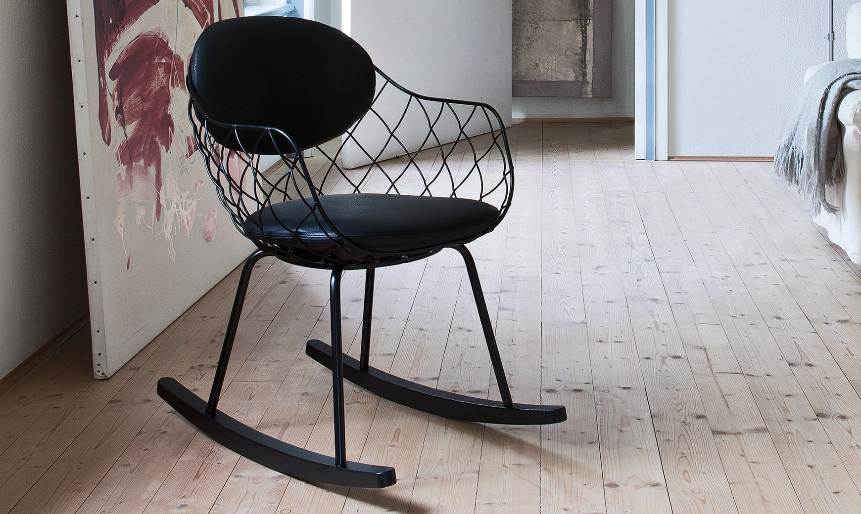 PIÑA rocking chair in black with an ash base