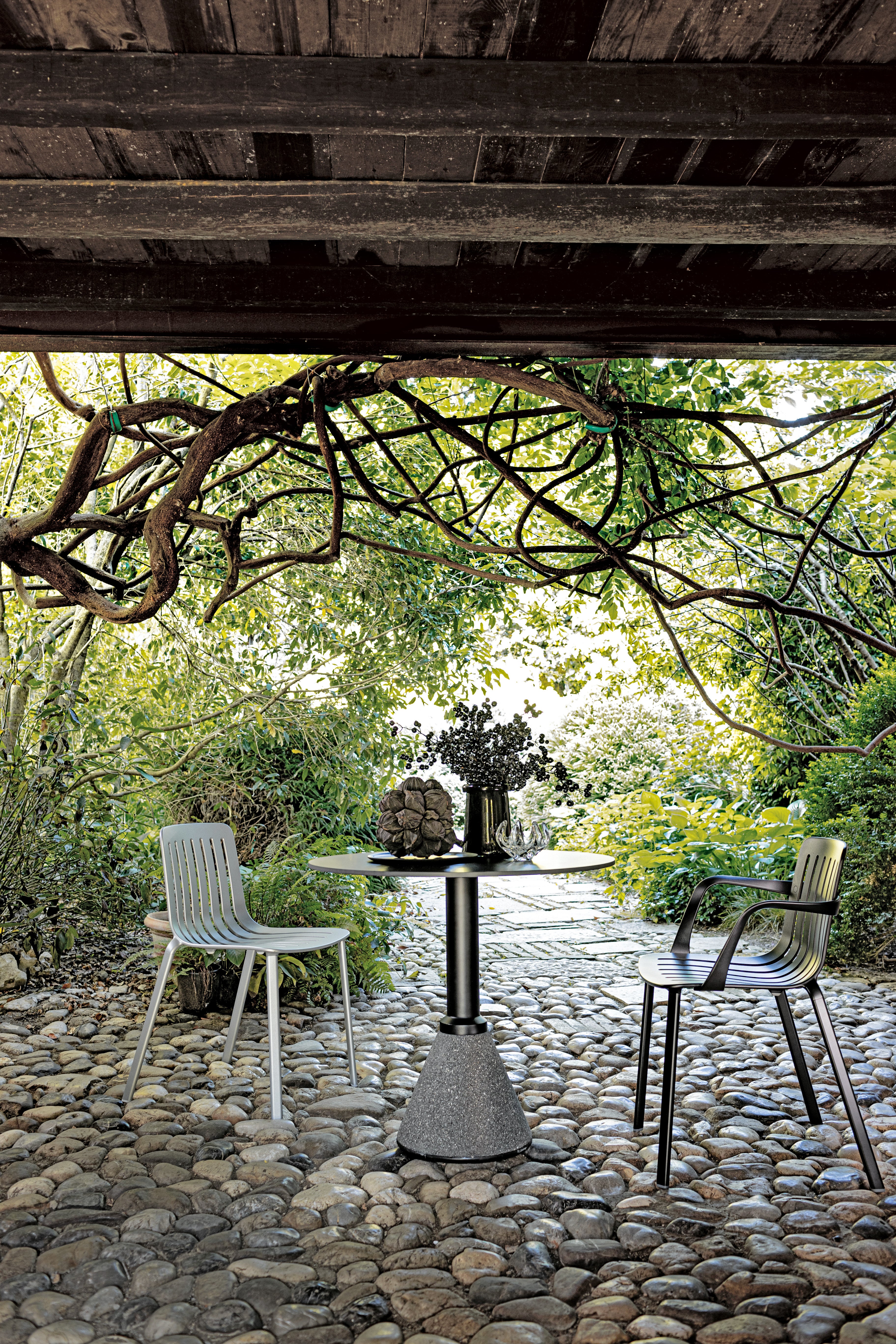 Round outdoor table TABLE_ONE BISTROT black with a dark concrete base