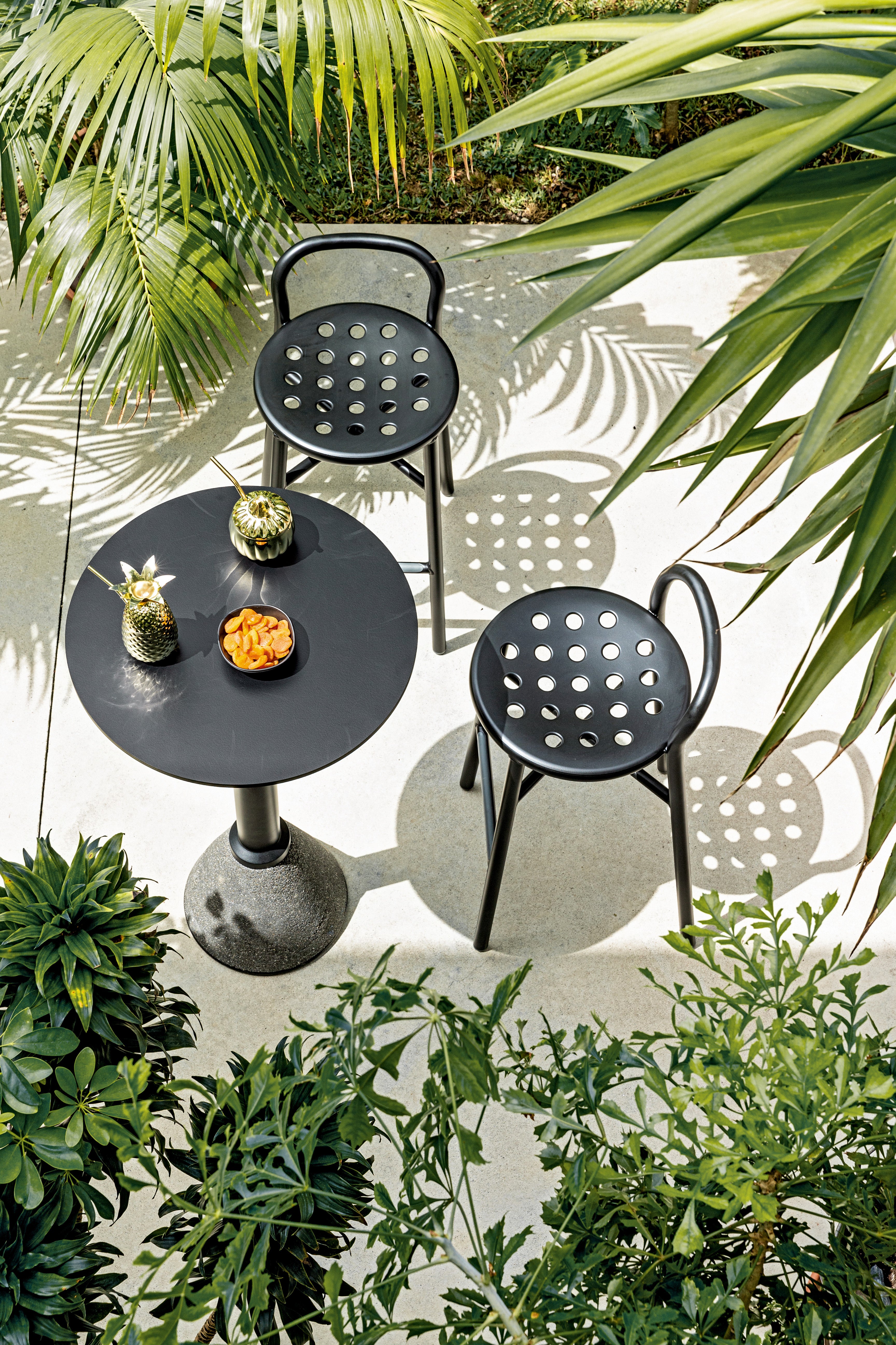 Round outdoor table TABLE_ONE BISTROT black with a dark concrete base