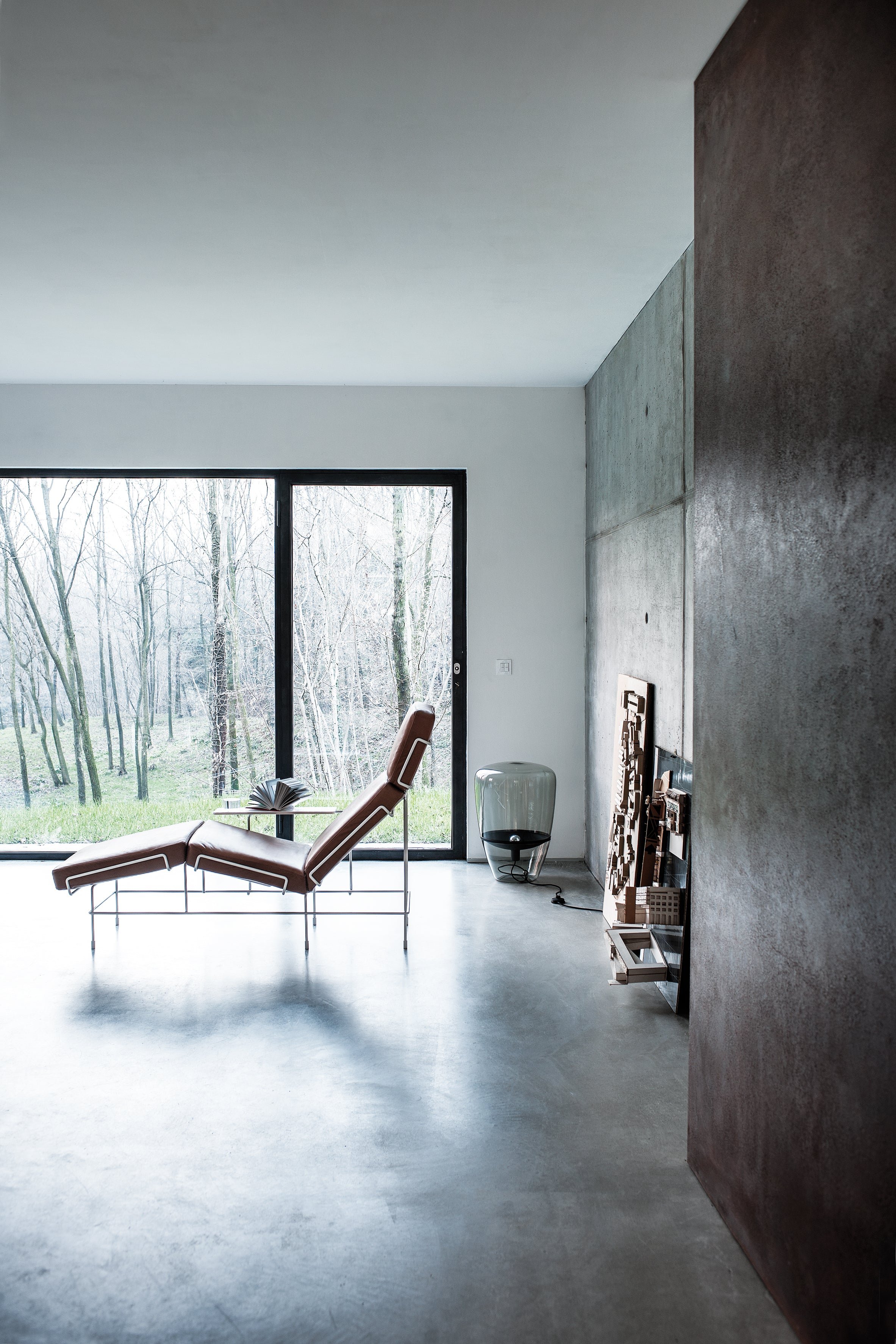 TRAFFIC upholstered daybed with a black steel base
