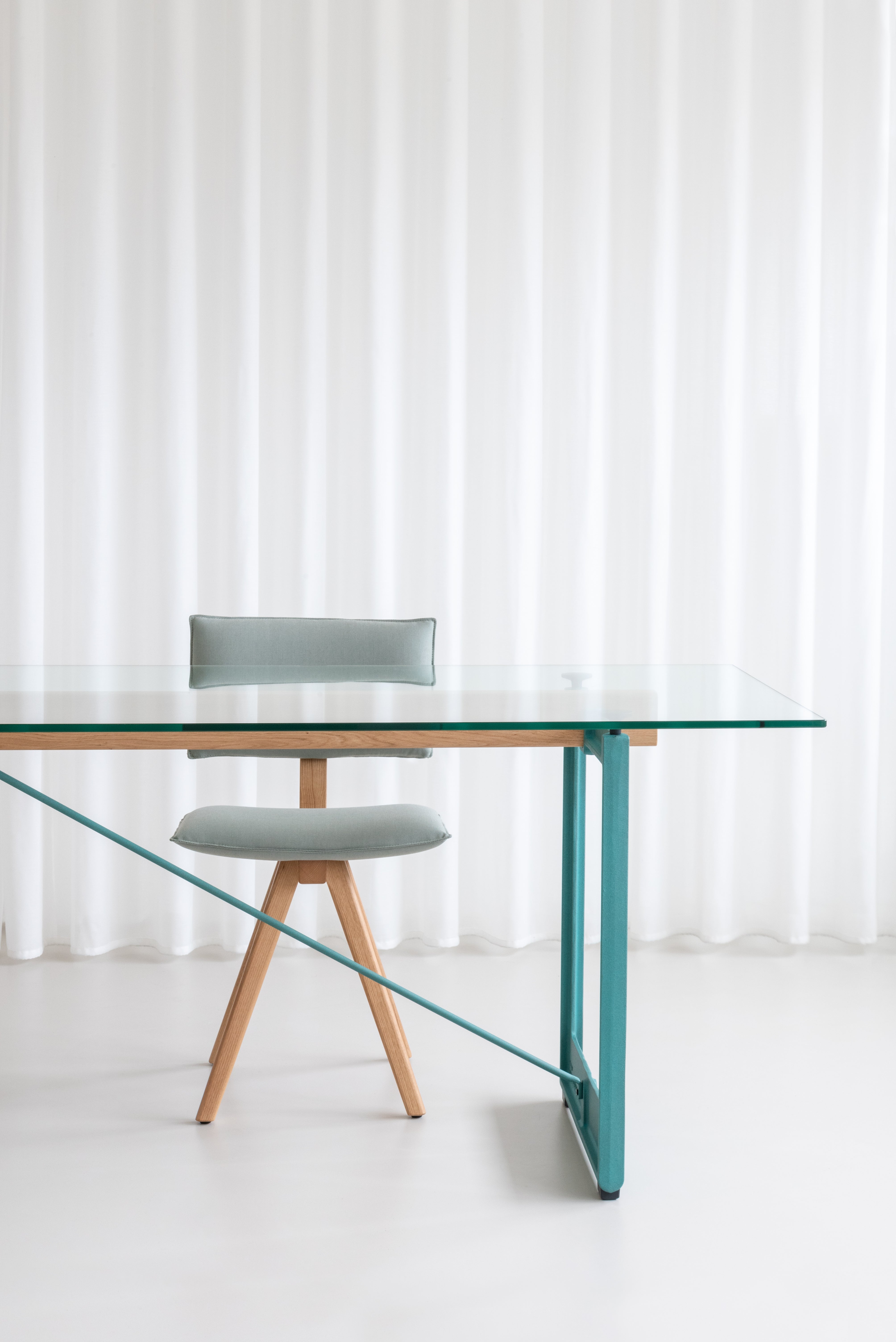 BRUT table red base