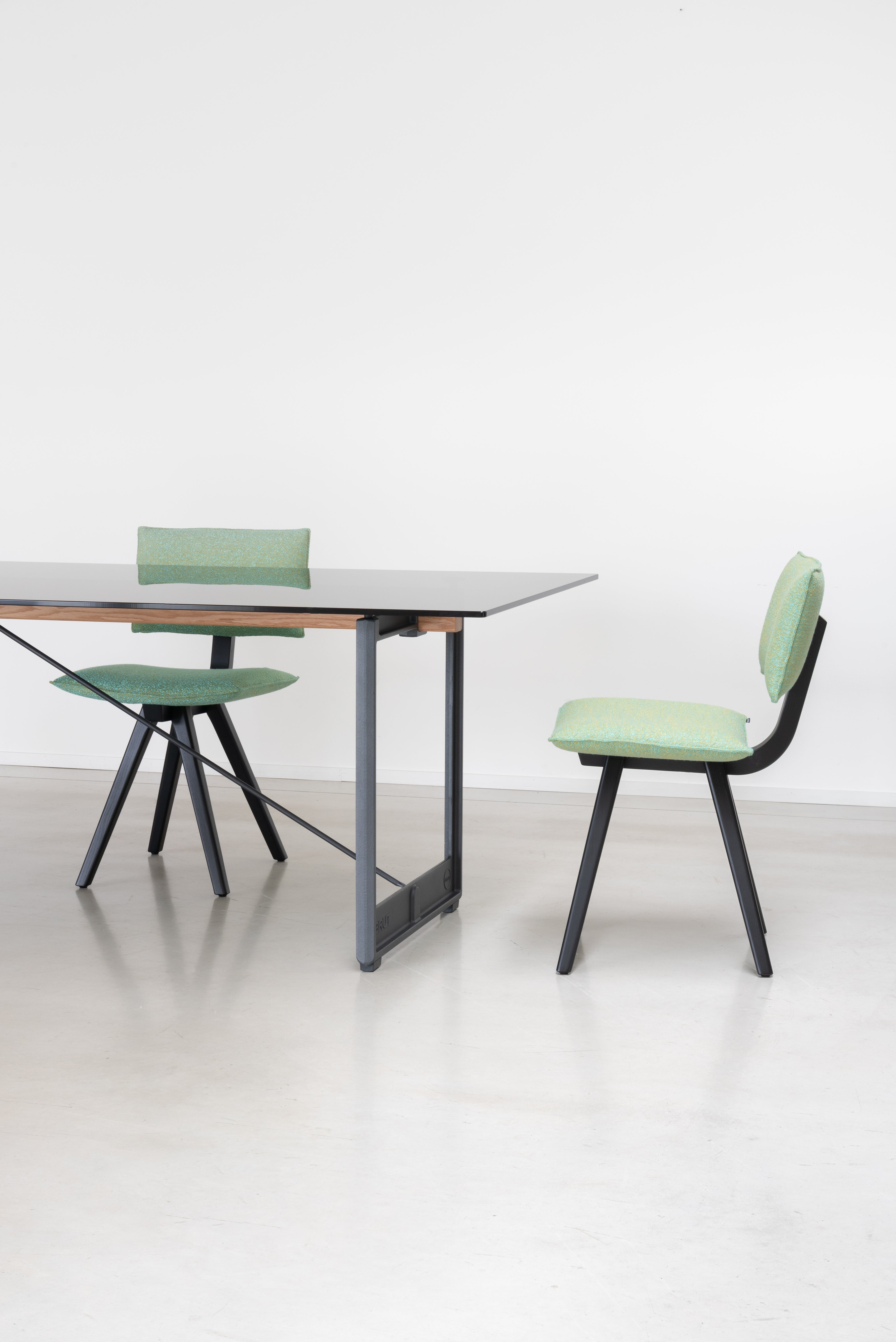 BRUT table red base