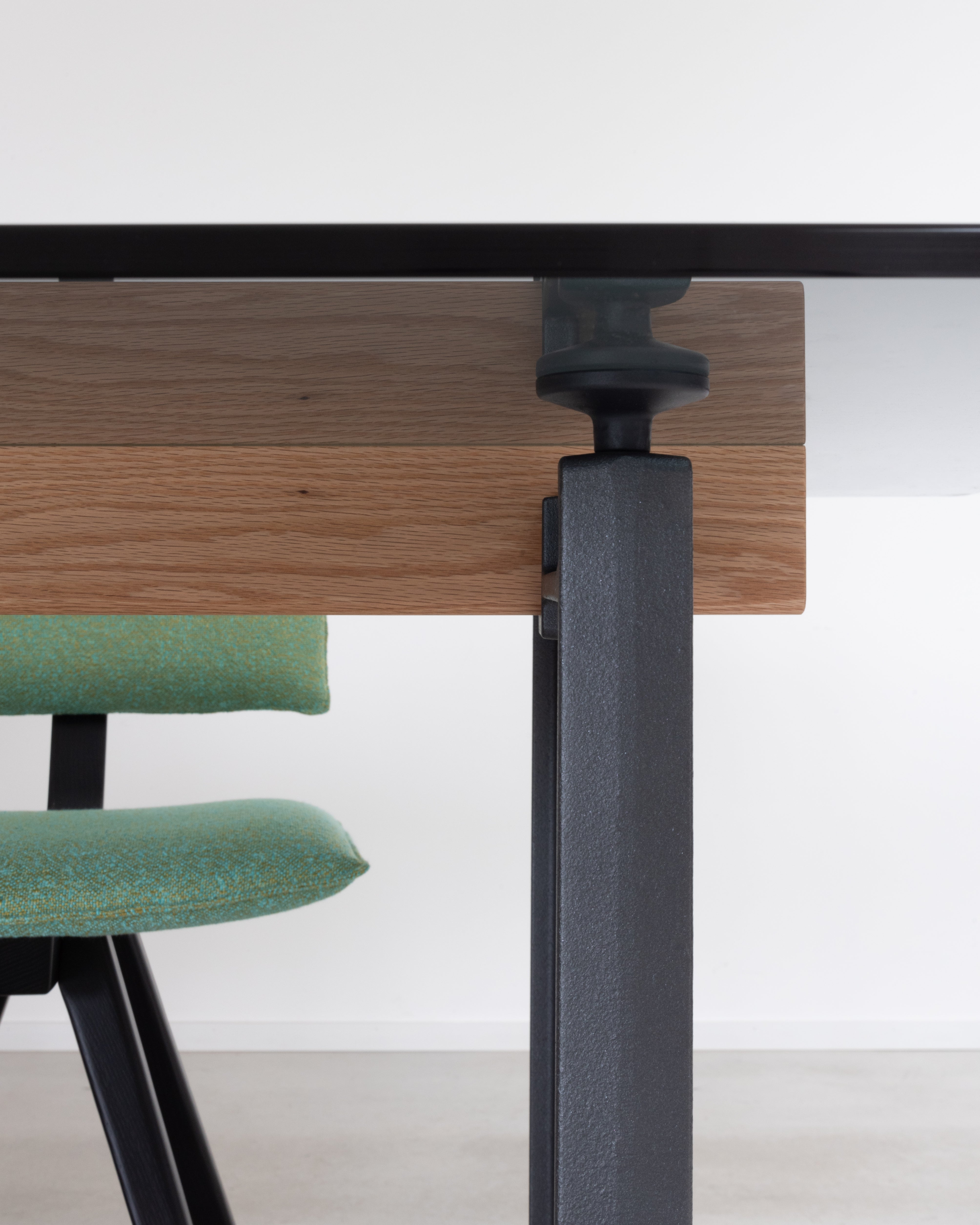 BRUT table red base