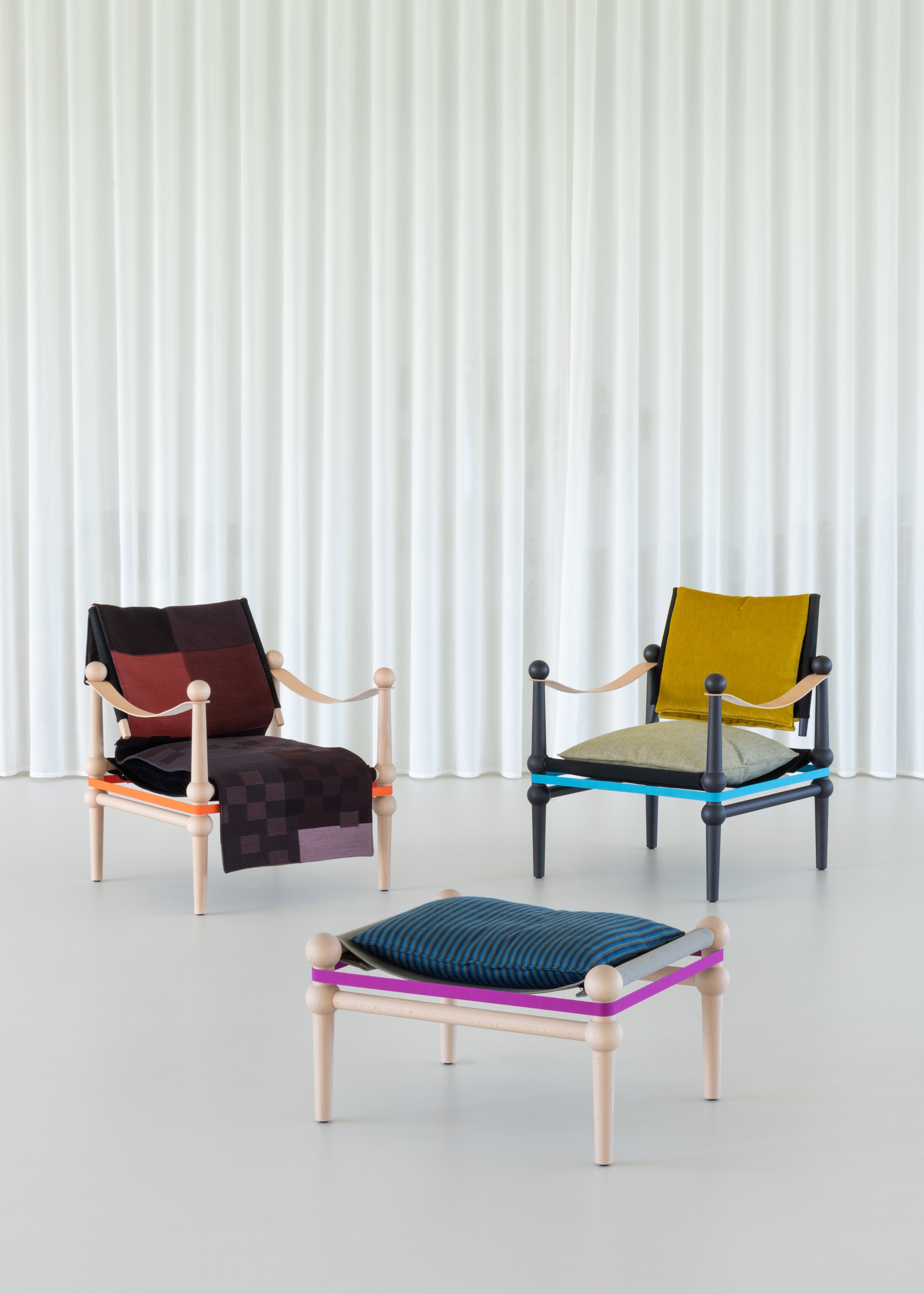 TWAIN armchair with a brown-blue blanket and a black beech base