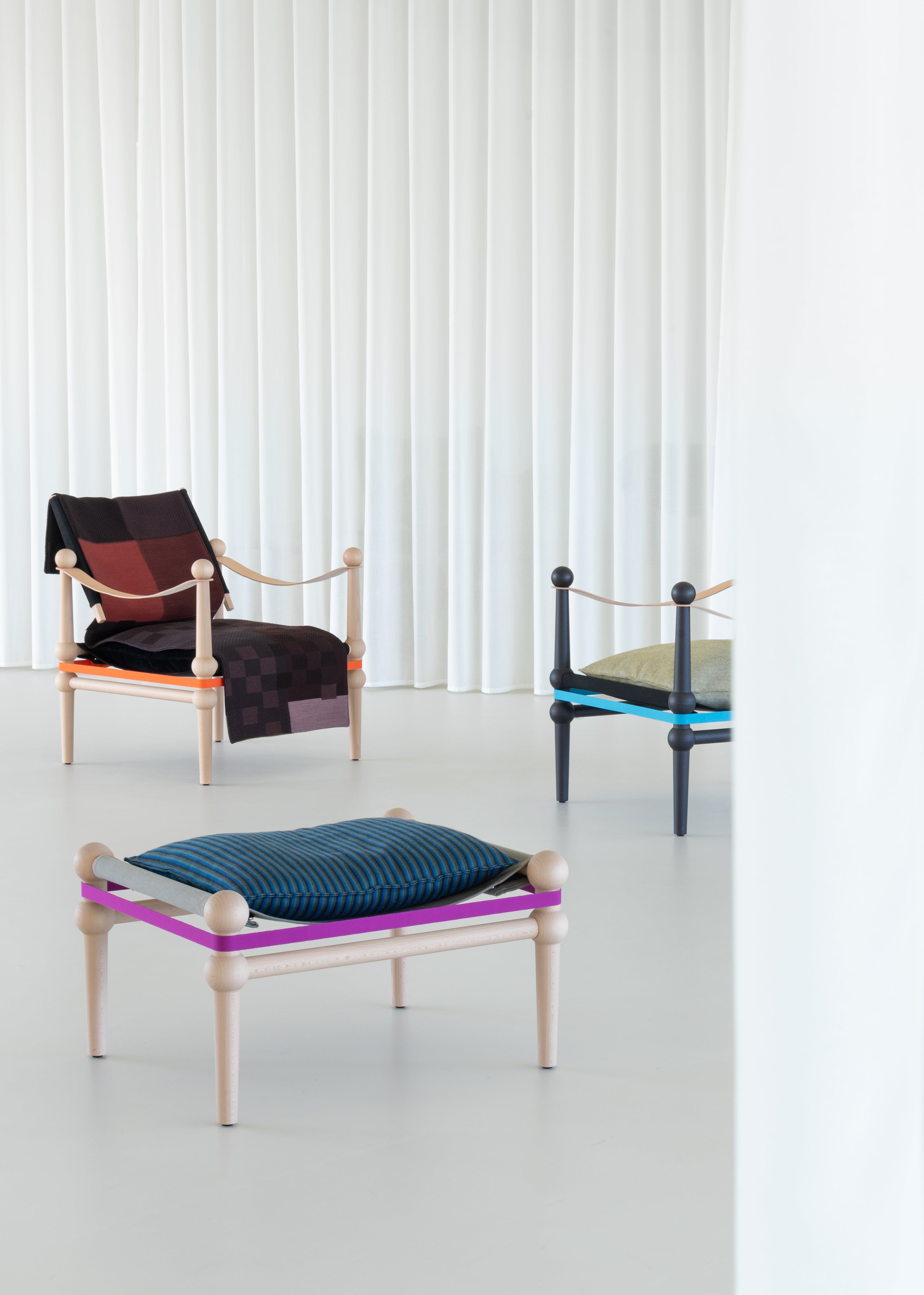 TWAIN armchair with a brown-purple blanket and a light beech base