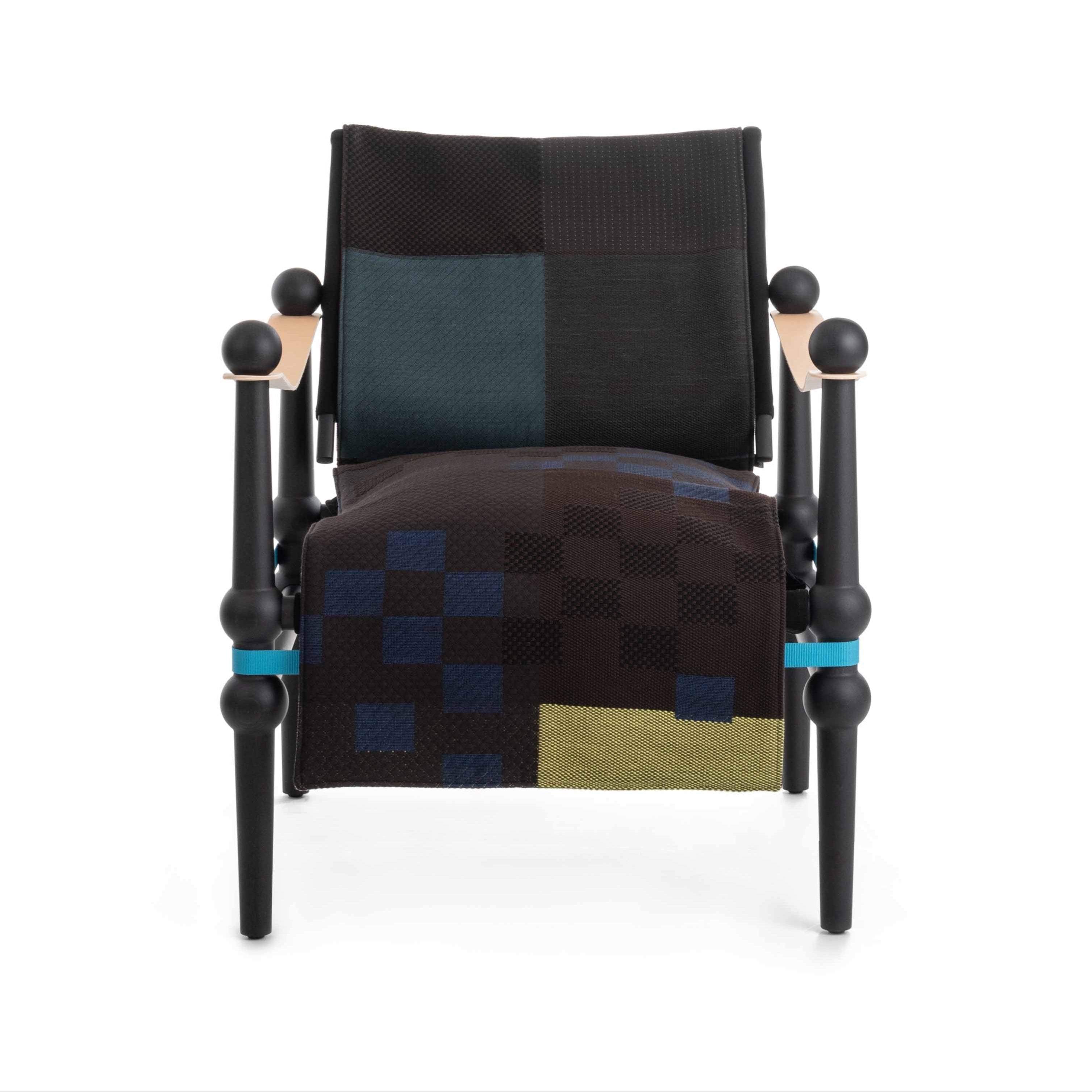 TWAIN armchair with a brown-blue blanket and a black beech base