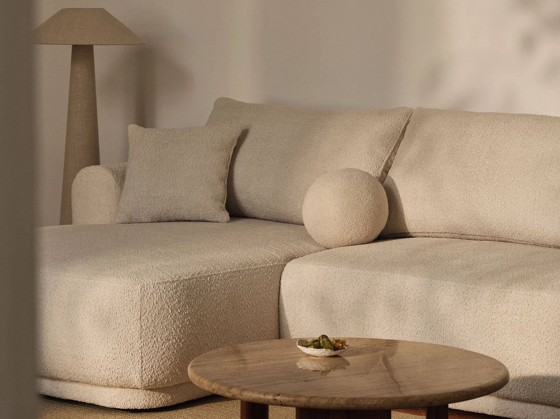 Samtsofa mit Ella Green Sleeping Function