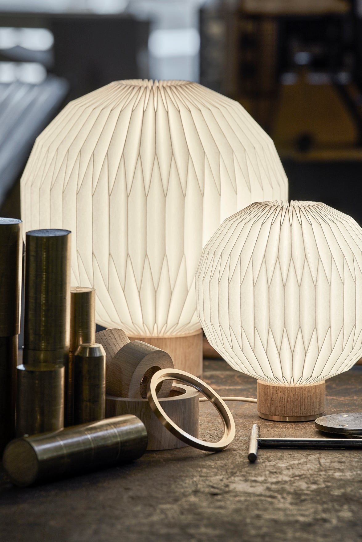Table lamp MODEL 375 white with a light oak base