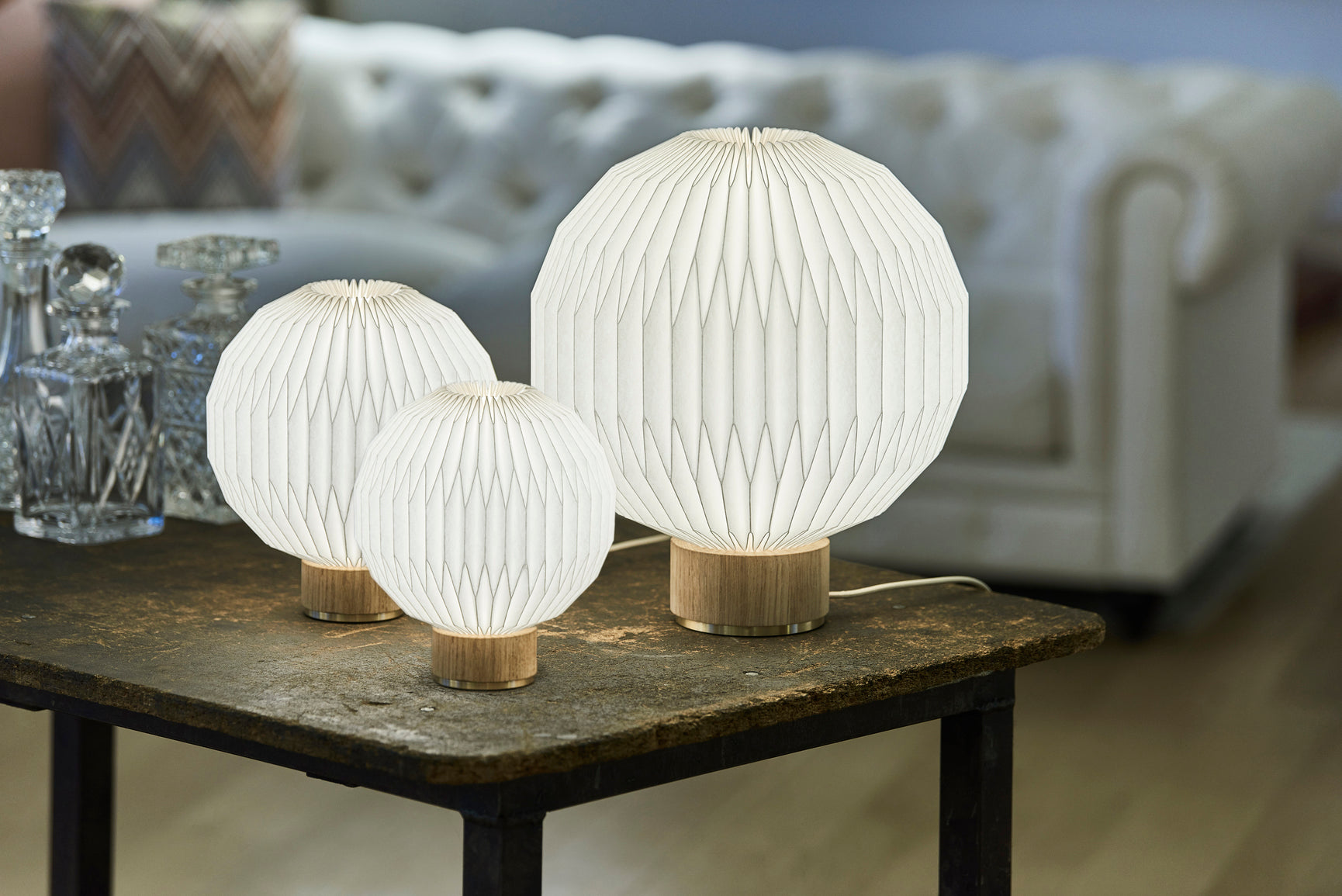Table lamp MODEL 375 white with a light oak base